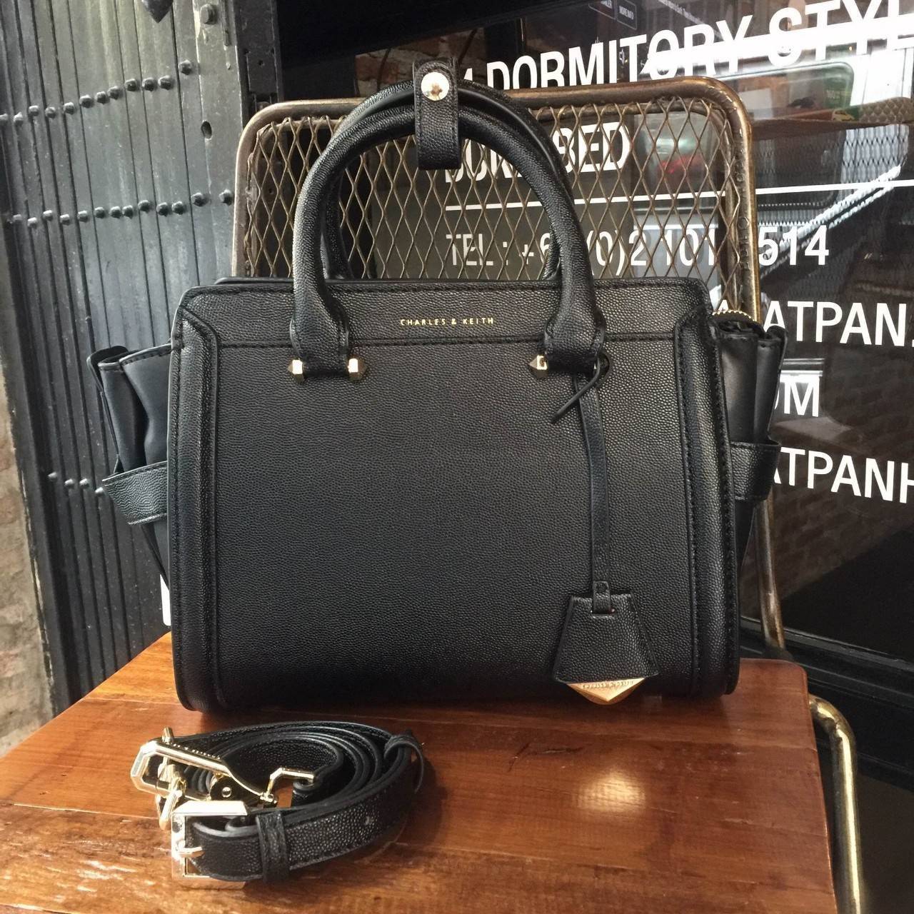 Charles&keith Structured Trapeze Detail Bag สำหรับคอลเลคชั่นใหม่ 2018 เพิ่มสีสวยๆโดนใจให้คุณได้เลือก ตัวกระเป๋าวัสดุหนัง PU อยู่ทรงน่าใช้ ภายในช่องใหญ่จุของได้เยอะม๊วกกก ช่องซิปเล็กด้านใน และช่องเก็บของจุกจิก เปิด-ปิดด้วยซิปรูดลื่นใช้งานคล่องตัว สายสะพายถ