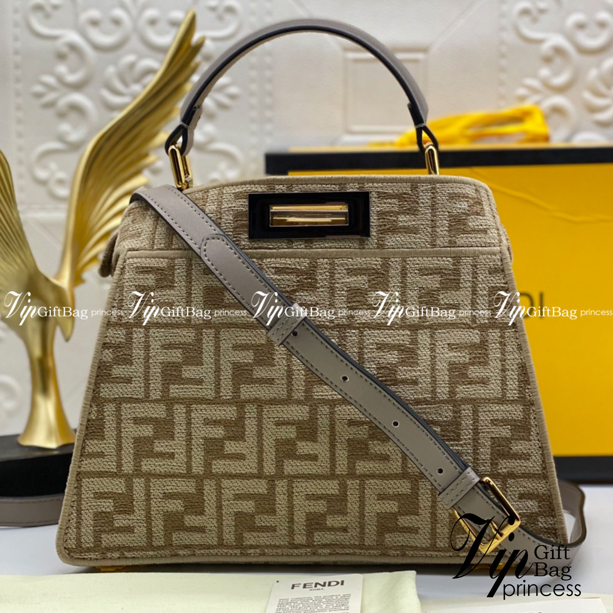 Fendi peekaboo 25cm เกรดออริจินอล กระเป๋าเฟนดิ คลาสสิกตามแบบฉบับแบรนด์ วัสดุคุณภาพอย่างดี เพิ่มความหรูหราและโดดเด่นด้วยการตกแต่งลวดลายโลโก้เด่นชัดทั้งใบ และด้วยขนาดที่กะทัดรัดและดีไซน์ที่เรียบหรูนี้ จึงสามารถนำไปแมทช์กับการแต่งตัวได้ง่าย ไม่ว่าจะเป็นสไตล์