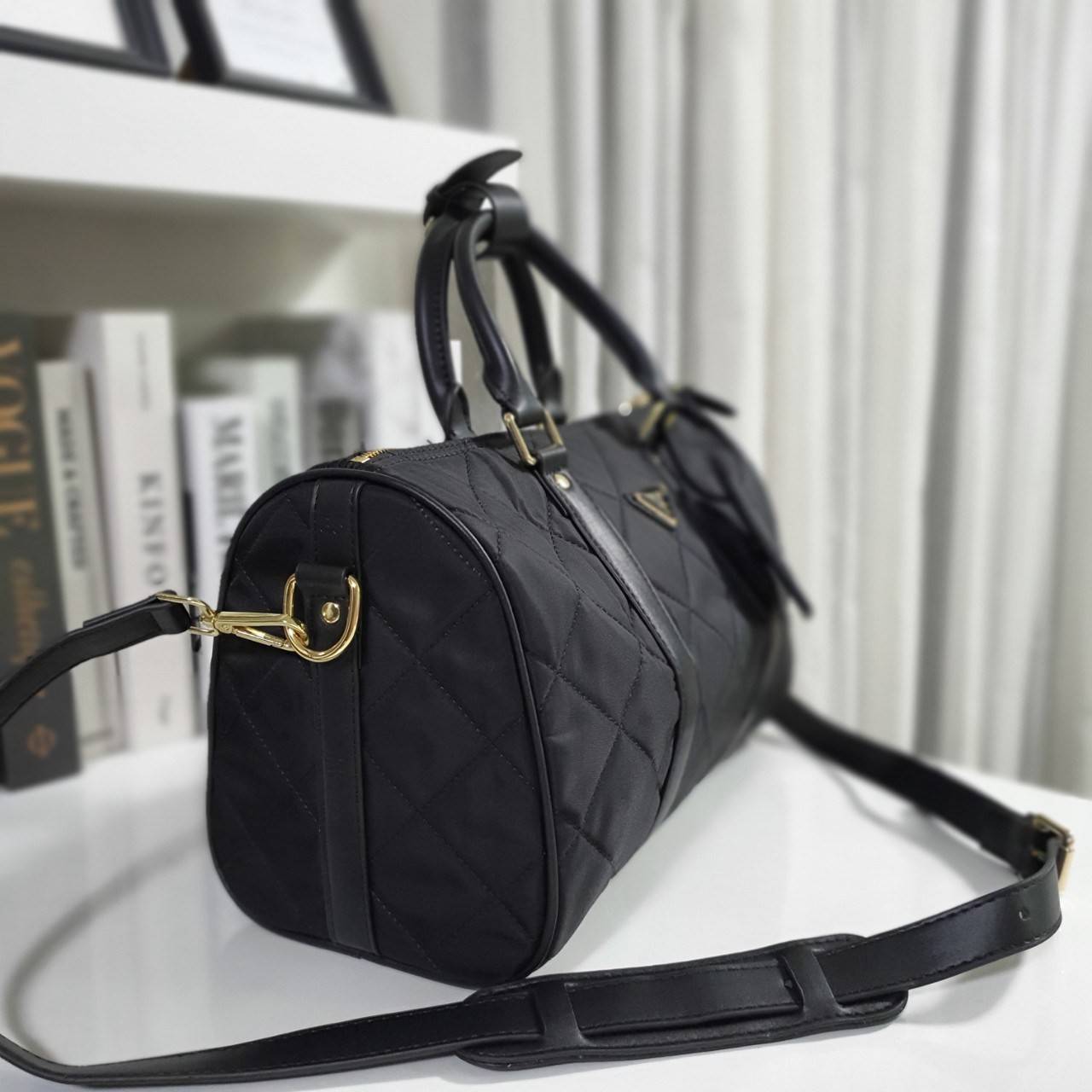 PRADA TRAVEL BAG **ทรงหมอนในตำนาน จะใช้อีกกี่ปีทรงนี้ก็ยังฮิตตลอดคะ กับงานพรีเมียมกิ้ฟท์ แบรนด์ PRADA ทรงหมอนลายตาราง อยู่ทรงสวยๆ จุของได้เยอะคะ Ipad เครื่องสำอางค์ ขวดน้ำ เหมาะสำหรับสาวๆ มากคะ ขนาดกำลังดีไม่ใหญ่เกินไป ถือสวยๆออกงานได้สบายคะ ตัวกระเป๋าอะไ