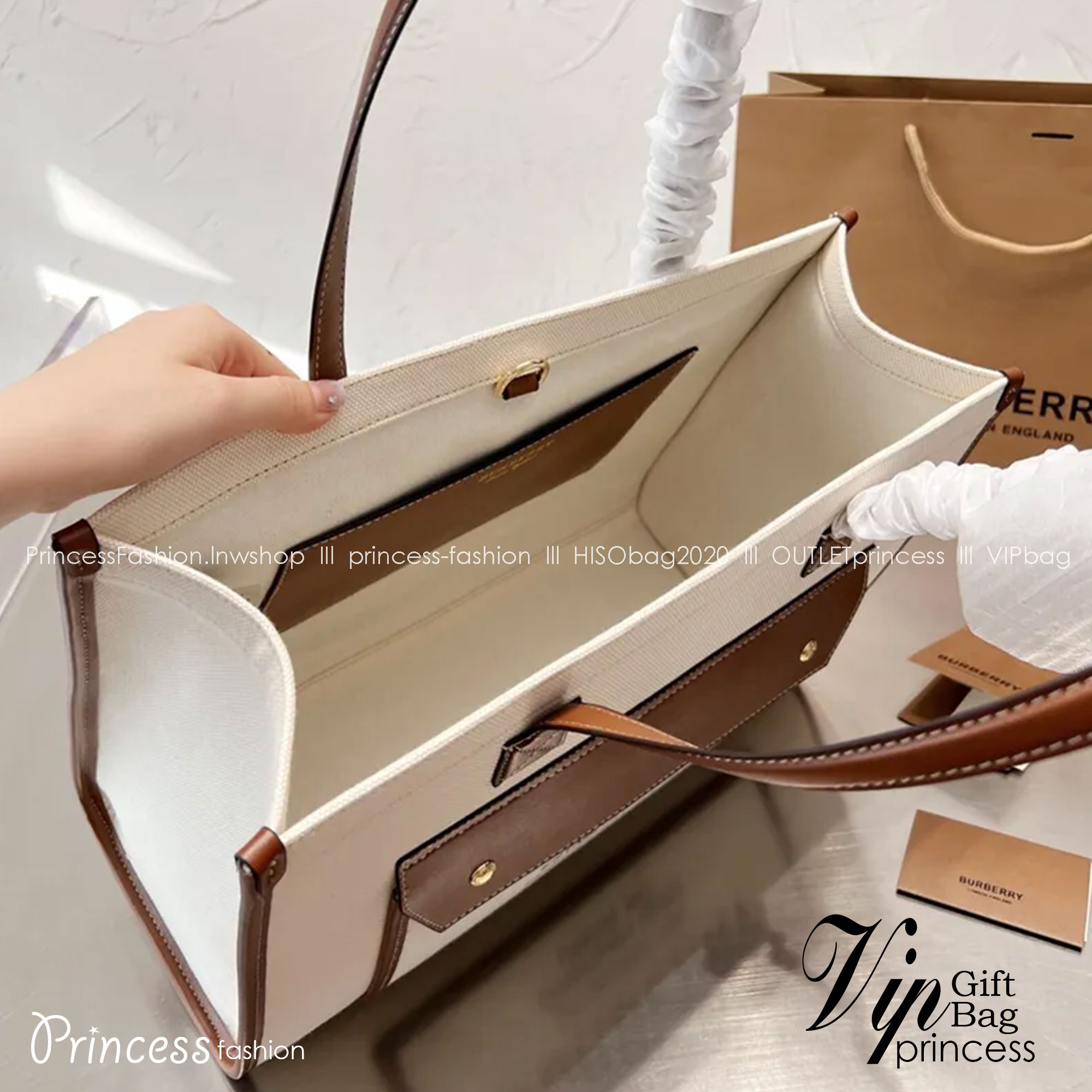 BURBERRY Leather-trimmed embroidered canvas tote / BURBERRY FRAGRANCES LARGE TOTE BAG / BURBERRY Freya Tote Bag วัสดุ Canvas & Leather ดีไซน์สวยอยู่ทรงสไตล์ Casual ด้านหน้ามีช่องใส่ของ ภายในโล่งกว้างและจุสุดๆสามารถใส่เอกสารA4 หนังสือ ของใช้ได้เยอะ หูหิ้วห