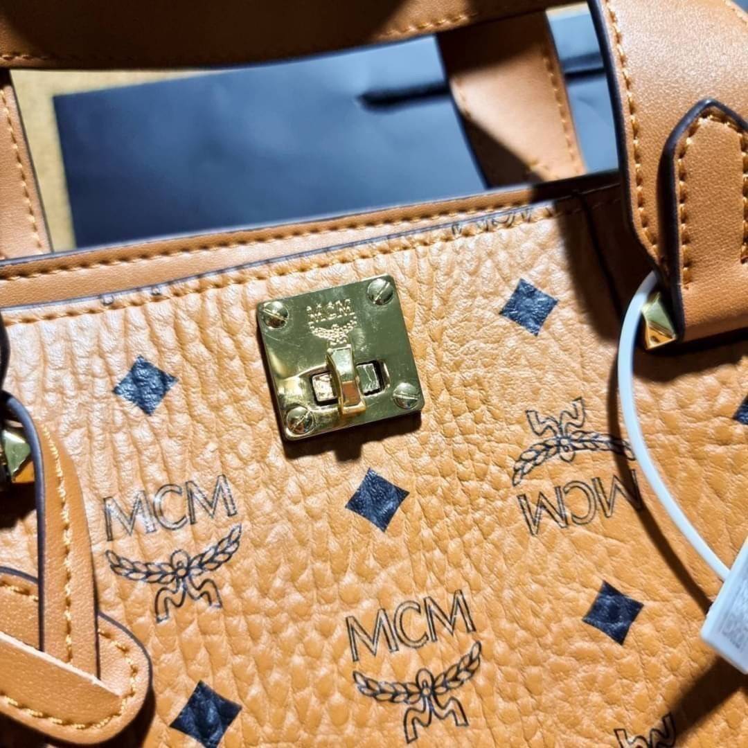 M.C.M ESSENTIAL TOTE IN VISETOS ความจุใจมาพร้อมเสิร์ฟแล้วจ้า ใครที่มองหากระเป๋าทรงโท้ทจุๆ ต้องใบนี้เลย!! กระเป๋าสะพายไหล่/ข้าง ดีไซน์ทรงสวยน่าใช้ วัสดุหนังแคนวาสสลับหนังแท้ ปากกระเป๋ามีตัวบิดล็อคแน่นหนากันของหล่นออกจากกระเป๋า ภายในโล่งกว้าง แบ่งสัดส่วนอย่