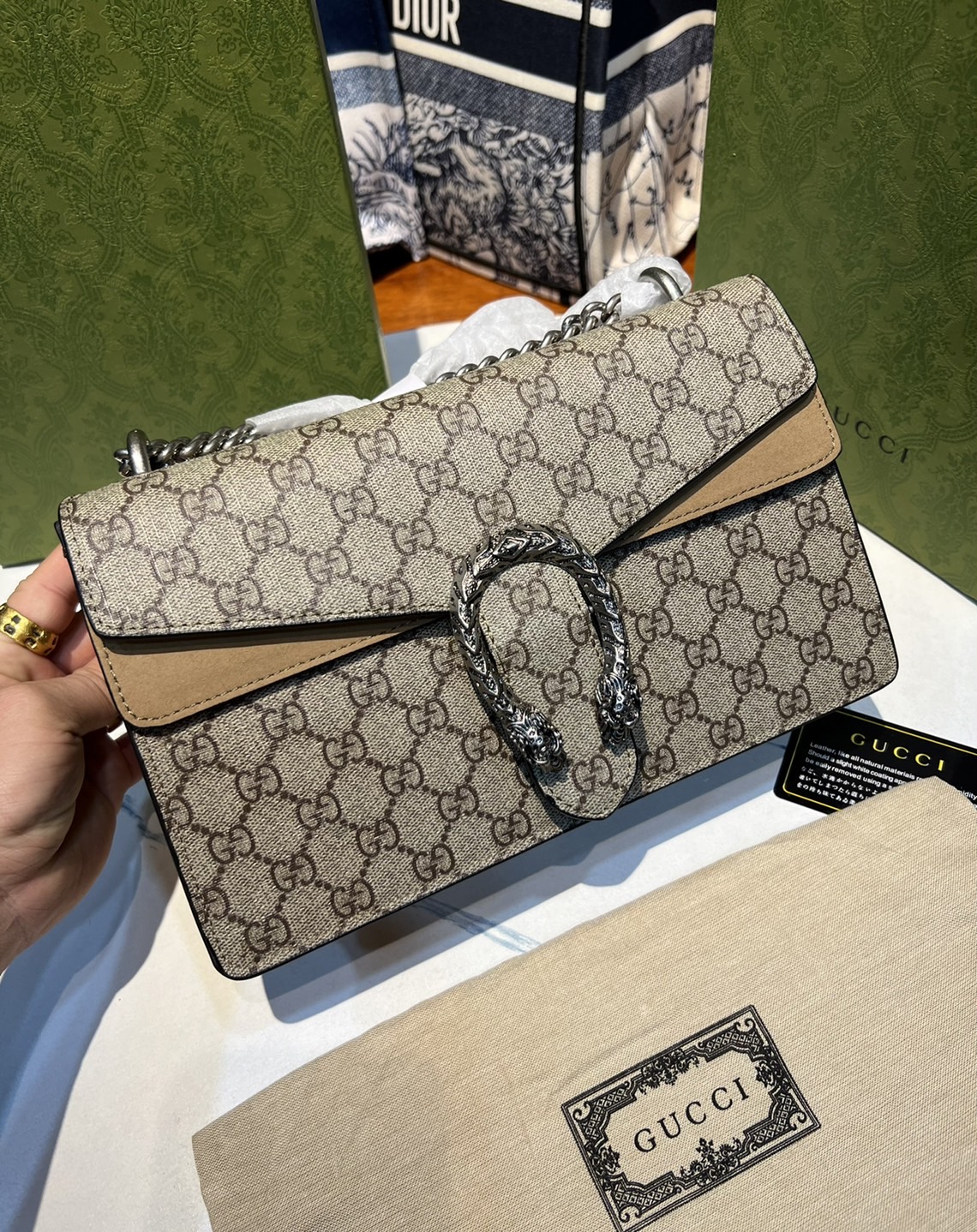 28CM / 11" หนังแท้ GUCCI Dionysus small GG shoulder bag ฮอตไอเท็ม รุ่นนี้ขายดีขายหมด สวยหรู คุณหนู ผู้ดีมาก!! นานๆ มาจะมาน้าา รุ่นหายากค่ะ กระเป๋าสะพายข้าง ดีไซน์อยู่ทรง ขนาดกำลังสะดวกใช้สำหรับสาว วัสดุหนังแท้เต็มใบ ภายในแบ่งสัดส่วนได้เป็นอย่างดี งาน