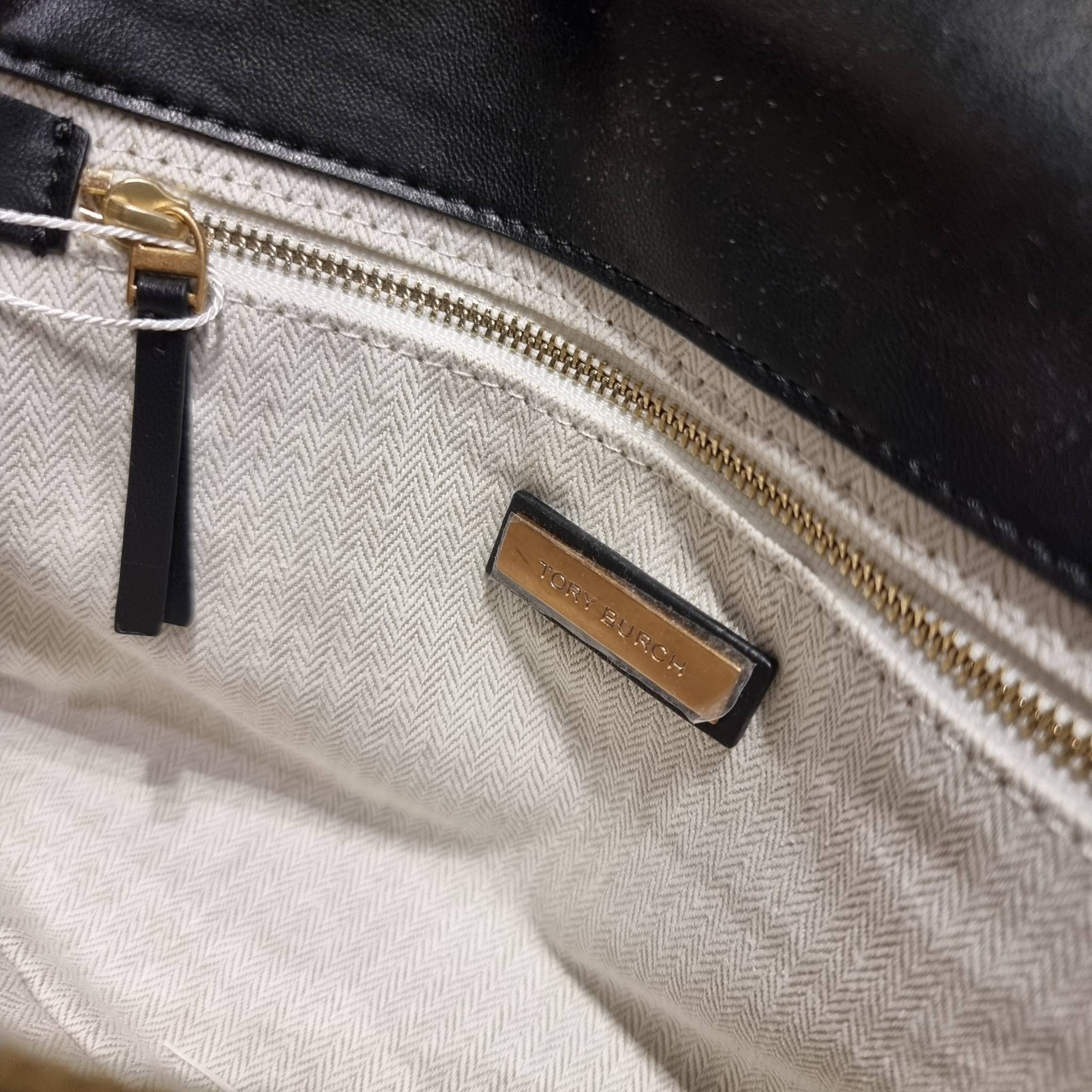 TORY BURCH KIRA CHEVRON CONVERTIBLE SHOULDER BAG กระเป๋าสะพายรุ่นยอดฮิต ไซส์ใหญ่จัดเต็มให้เน้นๆ ใช้ยังไงก็ดูหรู ดีไซน์เฉพาะตัว วัสดุหนังแกะ สัมผัสนิ่ม เปิด-ปิดด้วยกระดุมแม่เหล็ก ภายในเป็นช่องโล่ง แบ่งสัดส่วนไว้ดีมากๆ ใส่กระเป๋าสตางค์ มือถือ เครื่องสำอางค์