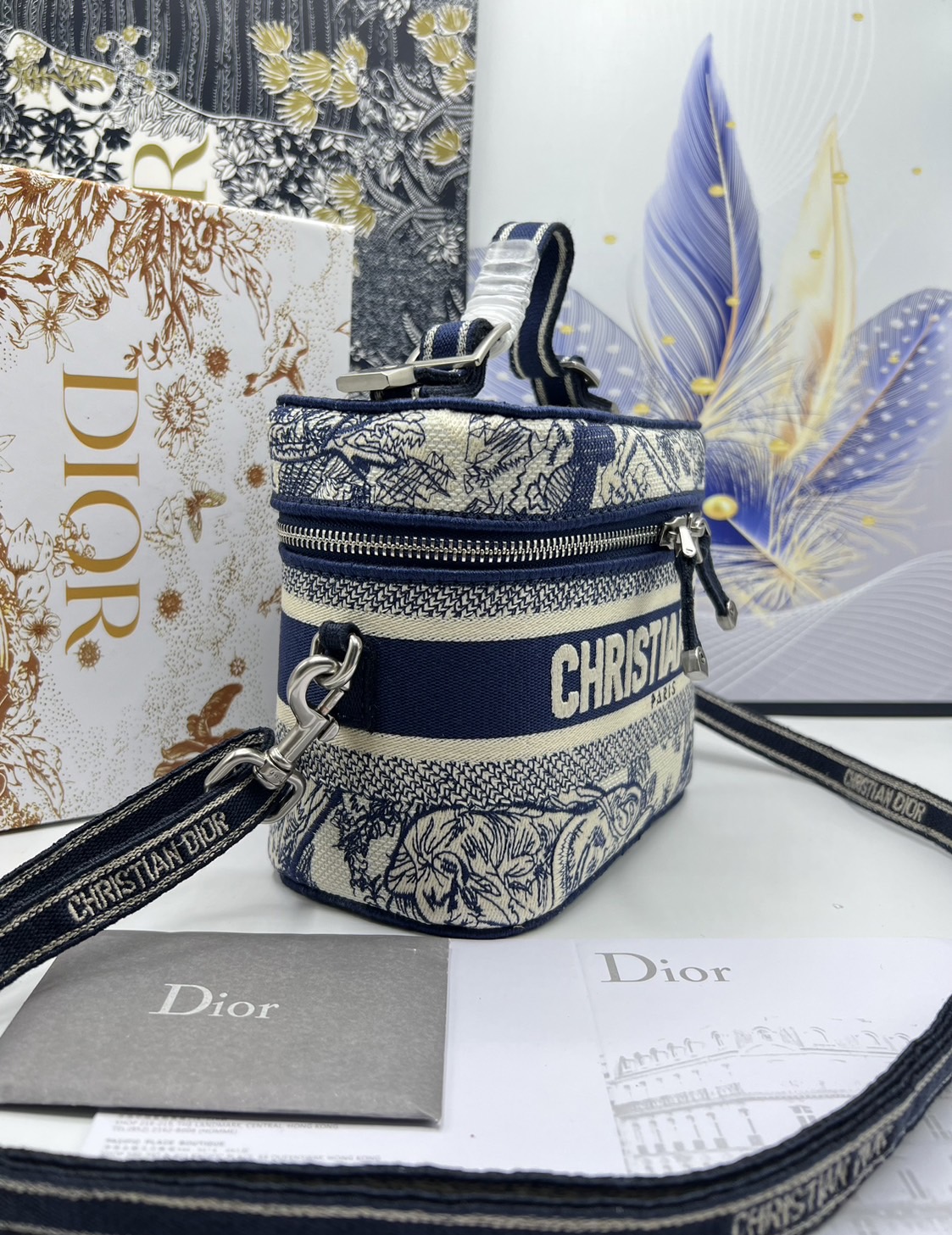 18cm Small DiorTravel Vanity Case กระเป๋าใส่เครื่องสำอาง มาพร้อมกับลวดลาย Oblique ปักอย่างประณีตและประดับด้วยสัญลักษณ์ Christian Dior Paris มาพร้อมสายสะพายและหูจับในตัว ปรับเปลี่ยนใช้งานได้ตามสไตล์