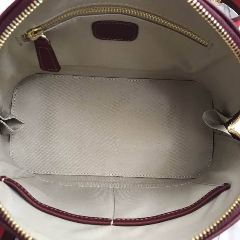 KEEP Milany handbag [ทรง alma] กระเป๋าถือหรือสะพาย วัสดุหนัง pu. ลายคาร์เวียร์ คุณภาพดี เนื้อ matte สวยอยู่ทรง ดีไซน์เรียบหรู cutting สวยเนี๊ยบปราณีต น้ำหนักเบา ขนาดกำลังดี ใส่กระเป๋าสตางค์ยาว, มือถือได้ทุกรุ่นค่ะ เปิดปิดด้วยซิป 2 ทางสะดวกใช้งาน ภายในมีช่