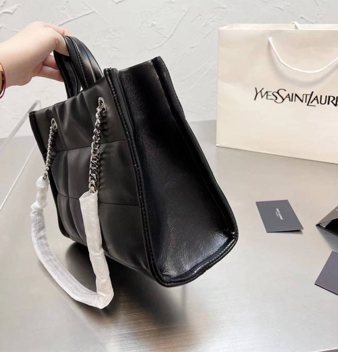 SAINT LAURENT shoulder bag Silver Tone / YSL Shopping Bag / YSL TOTE BAG กระเป๋าถือทรงช็อปปิ้ง พร้อมส่ง โดดเด่นด้วยโลโก้แบรนด์อะไหล่เงินสวยหรู ภายในกระเป๋ากว้างใส่สัมภาระได้เยอะ มีช่องซิปแยกย่อยให้ใส่ของจุกจิกหนึ่งช่องนะคะ