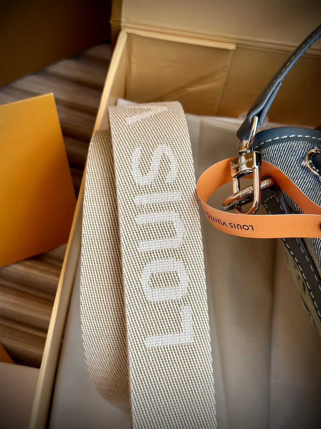 LV Nano Noé Denim Vintage Bag / LV Bucket Bag กระเป๋าทรงบัคเก็ตเดนิมสไตล์วินเทจ รุ่นใหม่ปั้มลายโมโนแกรมบนเดนิมสุดไอคอนิก ที่ใครเห็นต้องเป็นคลั่งรัก ผู้ดี หรูหราได้ทุกลุค ทุกสไตล์