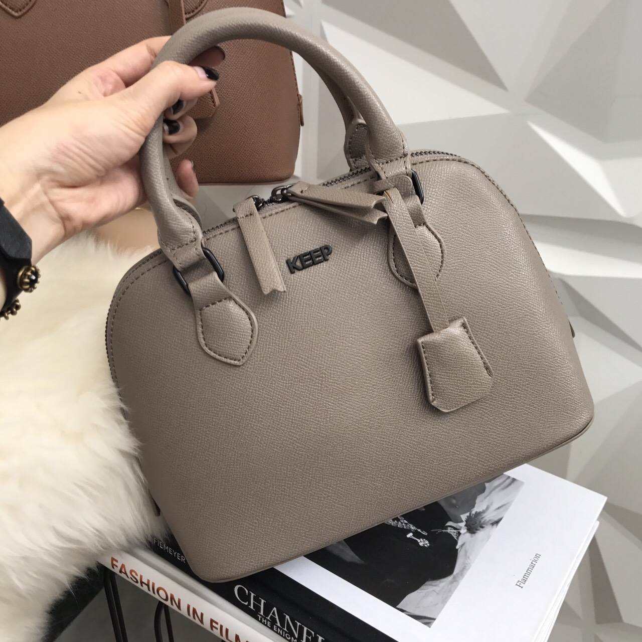 ซูมๆ ใกล้ๆ กันเลย กับ New collection KEEP ' Taylor ' ทำ size ใหม่ (9.5") อยากแนะนำมาก อยู่ระหว่าง มินิ กะ คลาสสิค ขนาด ดี๊-ดี ไม่เล็กไม่ใหญ่ไป แถม!! ดีไซน์รุ่นนี้ เป็นอะไหล่ดำ แต่งกะ look casual style ได้แมตช์ม๊ากกกก มี 3 สี Earth tone ให้เ