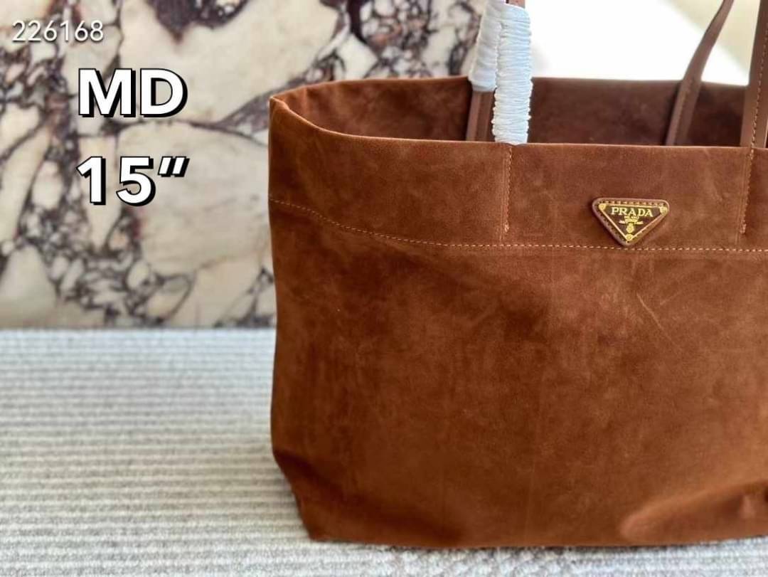 PRADA Suede Tote Bag Cocoa Brown กระเป๋าทรงโท้ทงานหนังกลับ สวยเด่นเป็นเอกลักษณ์มาก ดีไซน์เรียบแต่มากมีอยู่จริง สวยดูแพง ที่ไม่มีตอนนี้คือพลาด