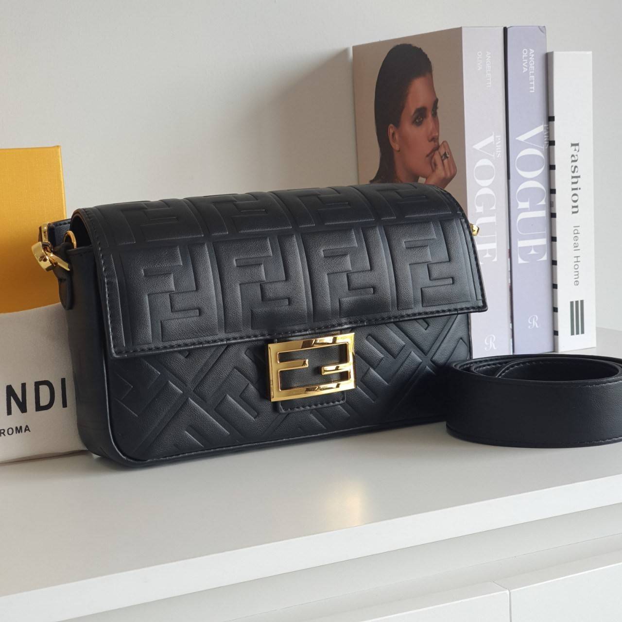 รุ่นใหม่แนะนำ!! **สวยหรูมาก กับ FENDI BAGUETTE BAG วัสดุหนังแท้ทั้งใบ ปั้มจมสัญลักษณ์แบรนด์สวยหรูมาก ด้านในบุผ้าปั้มแบรนด์ เปิดปิดด้วยกระดุมแม่เหล็ก ช่องโล่งกว้างพร้อมช่องซิป สามารถใส่ กระเป๋าสตางค์ยาวได้ มือถือได้ทุกรุ่น มาพร้อมสายสะพาย2แบบ ถอดปรับเปลี่ย