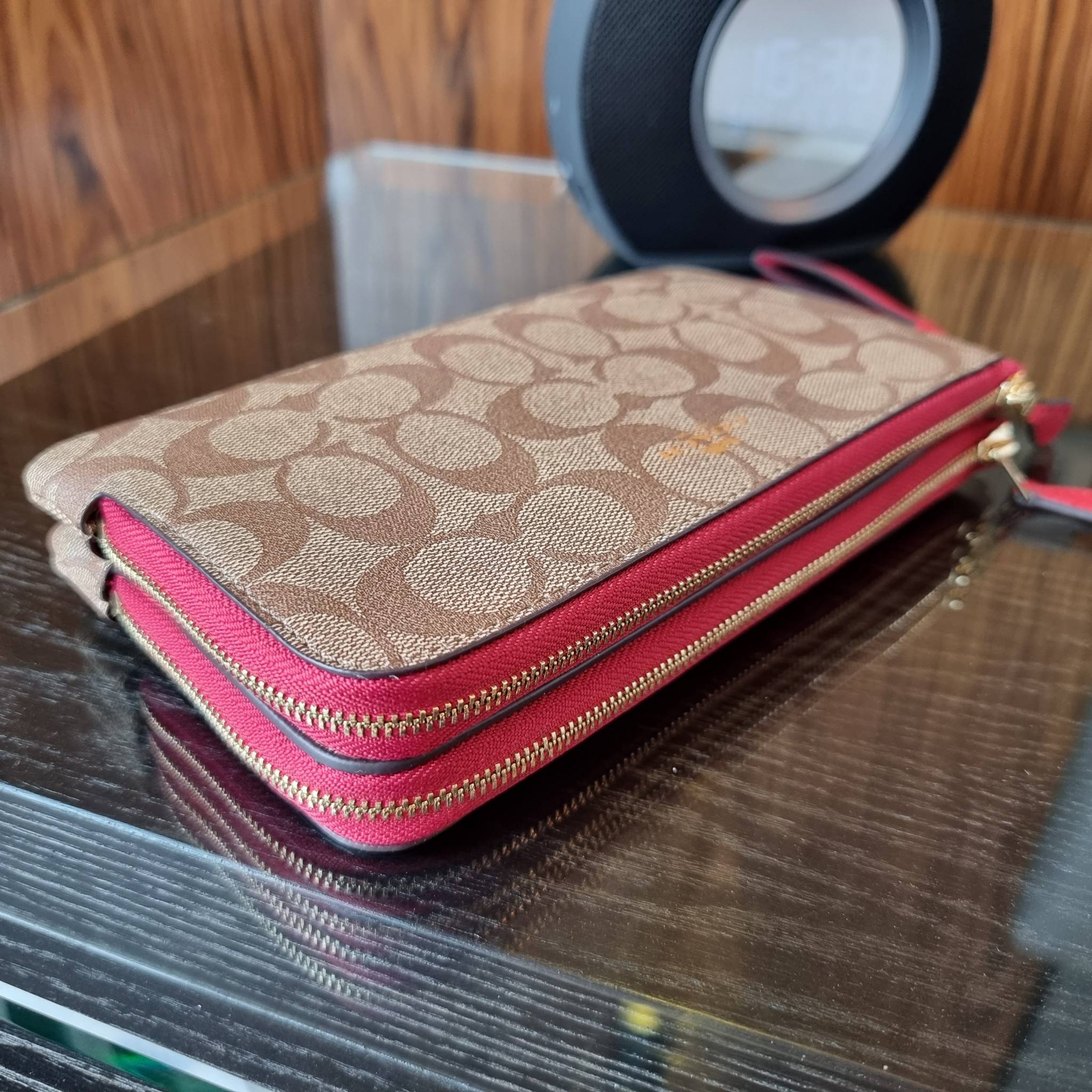 COACH F54057 DOUBLE ZIP WALLET IN SIGNATURE กระเป๋าคล้องมือ size L ใบนี้ใส่มือถือได้ทุกรุ่น ขนาดกำลังดี พกพาสะดวกมากๆ วัสดุหนังสังเคราะห์ ภายในเป็นผ้าสีสวยคม ใส่ธนบัตร ใส่บัตรได้เยอะ ใส่มือถือได้สบายๆทุกรุ่น ตอบโจทย์สาวๆที่ไม่ชอบพกเยอะวุ่นวายจ้า ใบนี้เอาอ