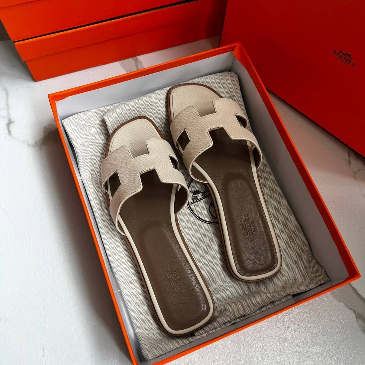 หนังแท้ Hermes sandal Epsom leather รองเท้าแตะงานสั่งตัตใช้สลับแท้ เกรดออริจินอล 1:1 เกรดเหมือนสุด มี series code ทุกคู่ งานตัดเย็บปราณีตละเอียด ใส่สบาย ไม่ลื่น ใช้ทนนาน เกรดนี้คุ้มมาก ไม่ผิดหวังค่ะ ภาพสินค้าถ่ายจากงานขายจริง ใช้งานต่างประเทศได้