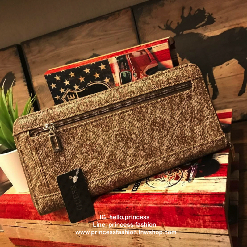 Guess’woman Flower Long Wallet กระเป๋าสตางค์แบบซิปรอบ ลายsignatureรอบใบ แต่งหมุดและลายปักดอกไม้ลงบนตัวกระเป๋าดูมีดีเทล เปิดปิดด้วยซิปเดียว ภายในมีช่องเสียบการ์ด ใส่ธนบัตรและช่องซิปใส่เหรียญ สามารถใส่ไอโฟนพลัสได้ ถือเป็นคลัชท์ก็เก๋เลยคร้า!!