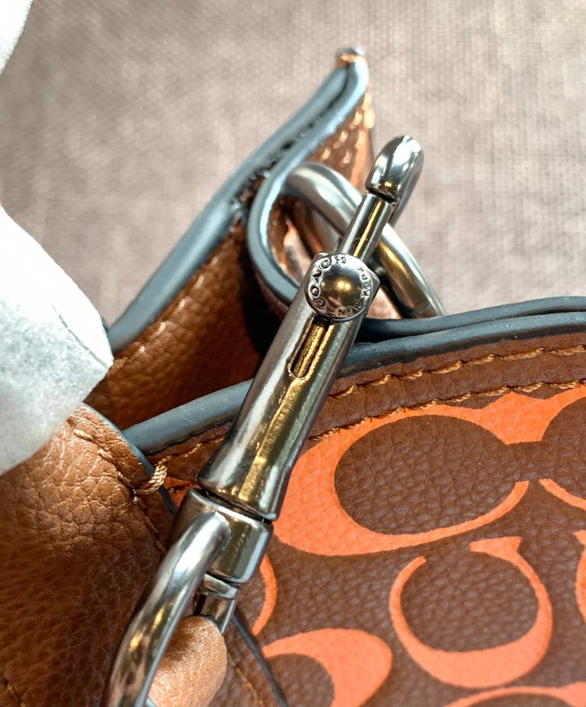 COACH COLORFUL GOTHAM TOTE SIGNATURE ((CA814)) รุ่นนี้ใช้ได้ทั้งผู้ชายและผู้หญิง ขนาดกลางๆกำลังสวยเลยค่ะ ใหม่ล่าสุด ก่อนใคร! กับกระเป๋าที่รังสรรค์สีออกมาได้สดใส เรียกได้ว่าจัดเต็มในเรื่องสีมีเดียวค่ะ หนังแท้ ลายหนังสวย บวกกับโลโก้แบรนด์ทั้งใบที่ลงลายสีได้