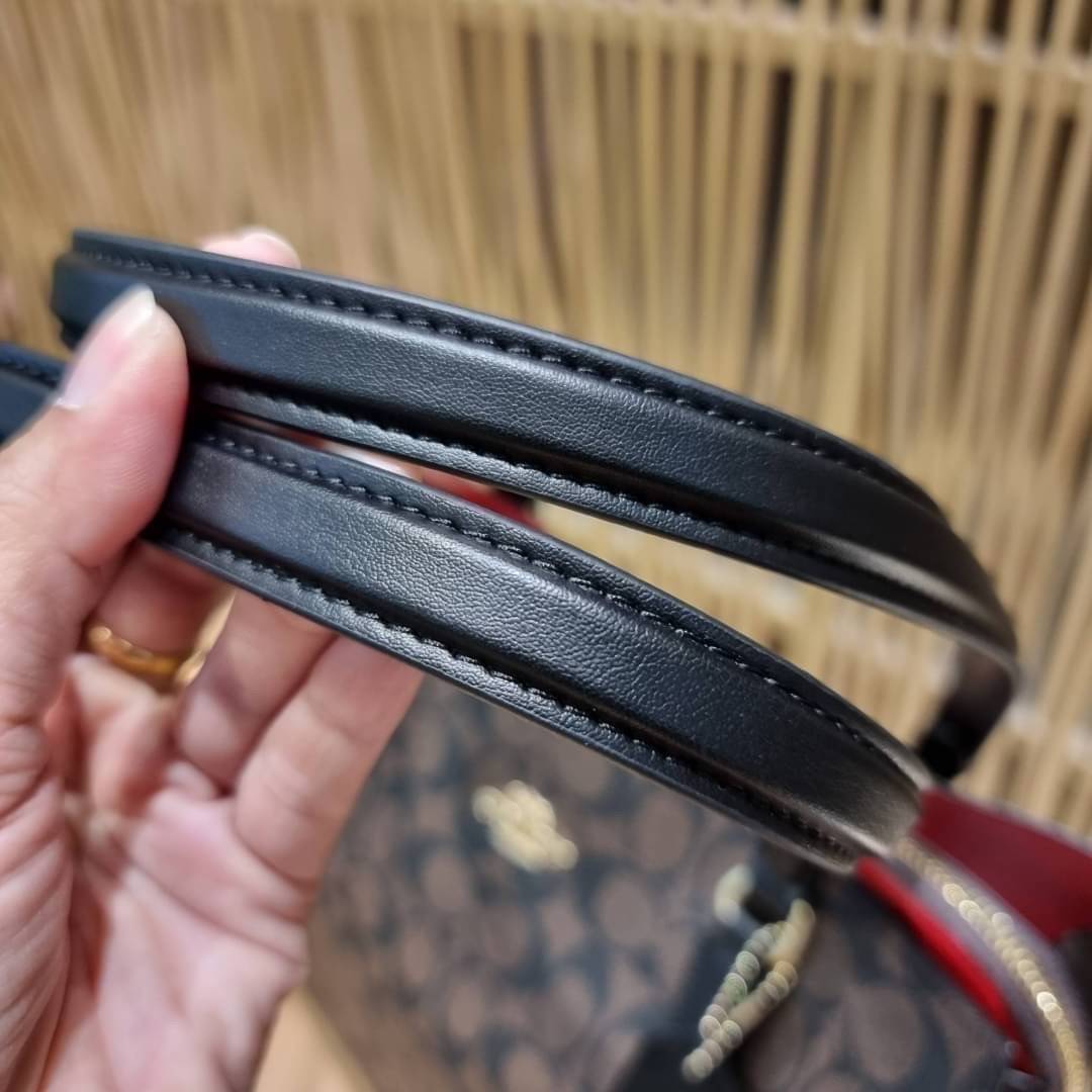 COACH C4075 TATUM CARRYALL IN SIGNATURE CANVAS คอลเลคชั่นใหม่ล่าสุด จัดมาให้ได้สวยก่อนใคร สวยหรูทุกสี!! ลุคผู้ดีต้องมาอีกหนึ่ง กระเป๋าสะพายทรงสวย ที่มาพร้อมสายสะพายไหล่ในตัว และสายครอสบอดี้สำหรับสะพายข้าง วัสดุหนัง crossgrain สวยคมมากๆ ตัวกระเป๋าถูกแบ่งเป