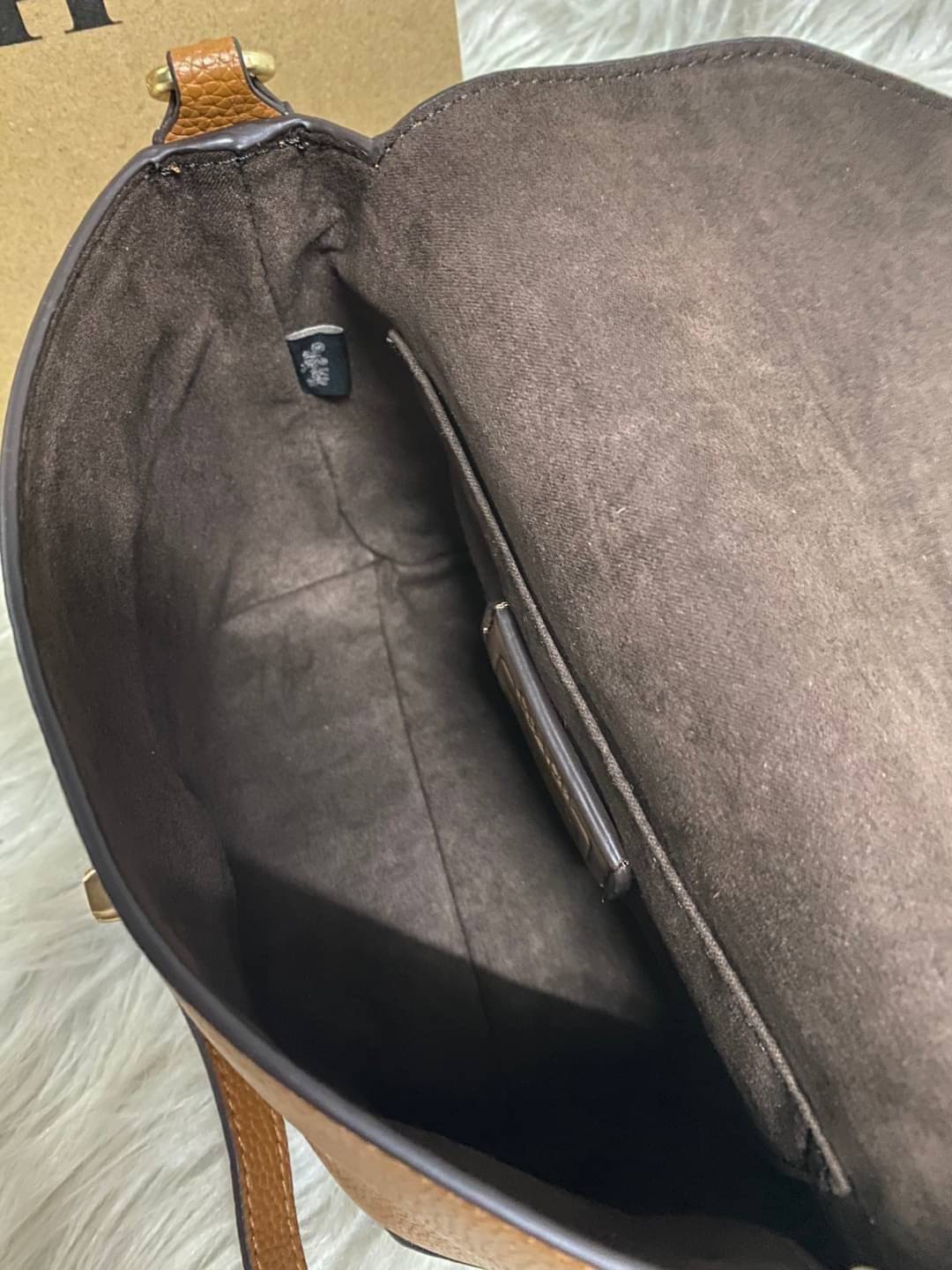 คอลเลคชั่นใหม่ ทั้งสวยทั้งคุณภาพค่ะ😘 COACH KARLEE CROSSBODY BAG 💐พร้อมส่ง ได้ไปไม่ผิดหวังแน่นอนค่ะ! สวยๆแบบคนดังระดับโลกกันค่าา กระเป๋าสะพายแบบครอสบอดี้ร์ หนังแท้นิ่มสวยงามมากๆค่ะ รูปทรงน่ารักกระทัดรัด เปิดปิดกระเป๋าแบบหมุนล็อค ภายในสามารถ