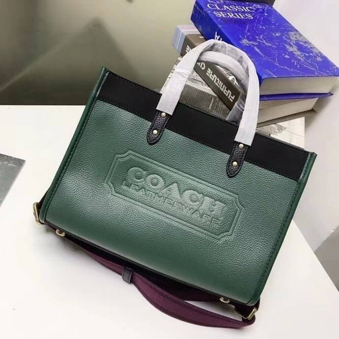 COACH Field Tote 30 In Colorblock With Coach Badge พร้อมส่งที่ไทย เขียวเหนี่ยวทรัพย์มาแล้วค่าา งานสวยหรูดูแพงมากกก สีสวยมาก จะถือหรือสะพายข้างก็ได้ หลากหลายสไตล์ค่ะ