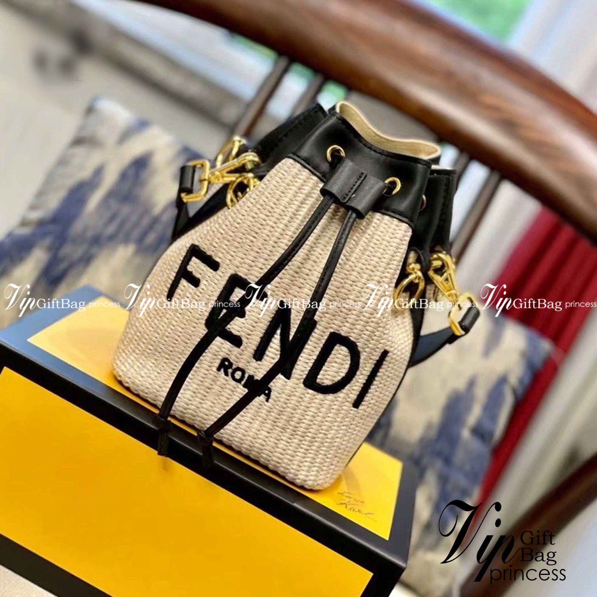 FENDI MINI BUCKET BAG / Fendi Mon Tresor Beige Raffia mini Bag กระเป๋าสะพายทรงขนมจีบยอดฮิต ไซส์มินิ ที่น่ารักน่าใช้มาก ดีไซน์สวยอยู่ทรง วัสดุผ้าแคนวาสสลับหนังแท้ ดีเทลห่วงคล้องอะไหล่สวยหรู มาพร้อมสายสั้นคบ้องแขน และสายครอสบอดี้สำหรับสะพายข้าง สลับใช้ได้ไม