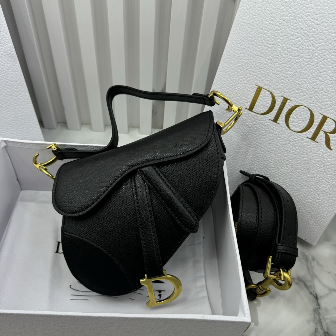 DIOR Mini Saddle Bag with Strap Blue Dior Oblique Jacquard / Black Grained Leather กระเป๋าสะพายทรงอานม้าเอกลักษณ์ของแบรนด์แห่งตำนานความหรู