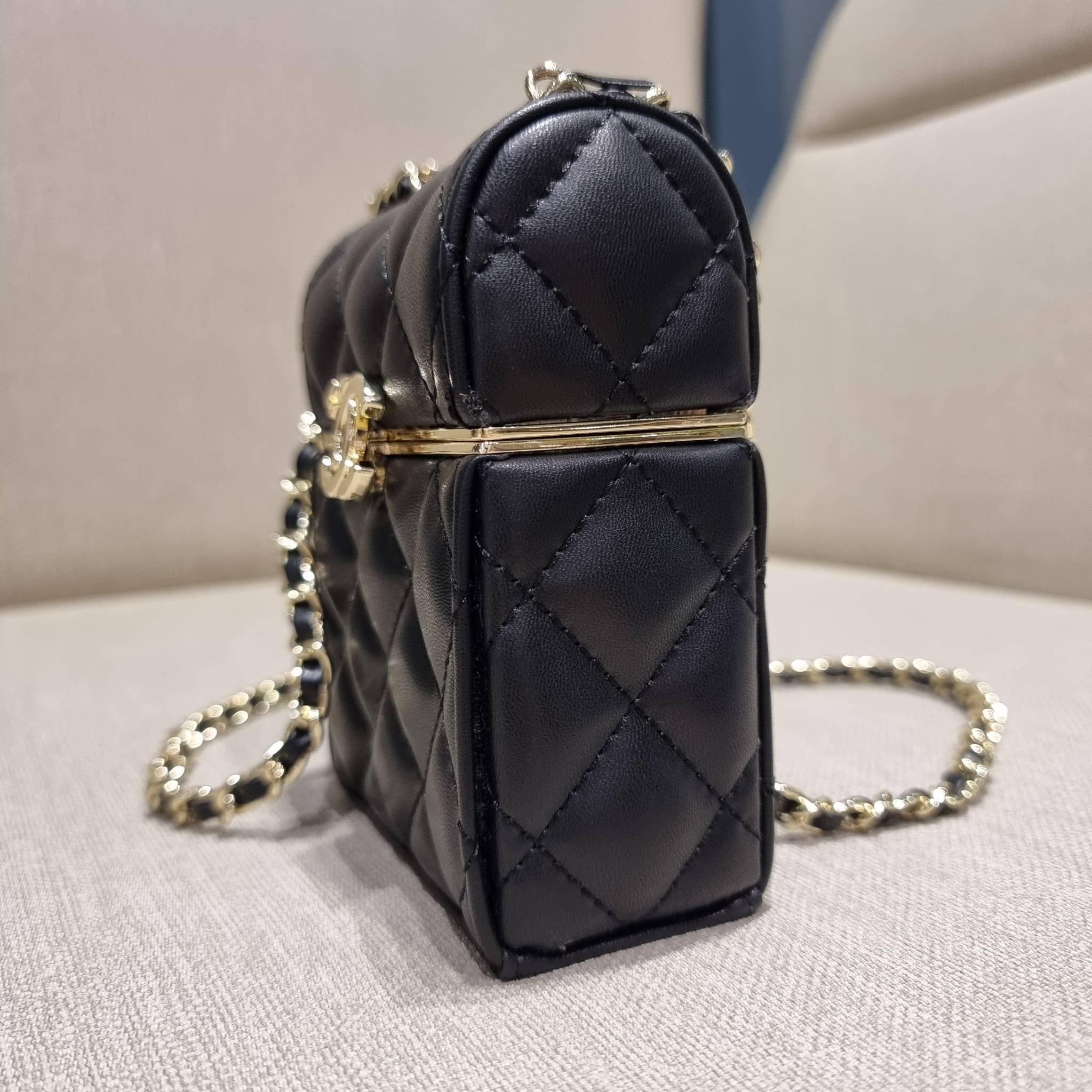 VIP 🥂 Chanel Clutch with Chain / Chanel small box with chain กระเป๋าสะพายเอนกประสงค์ รูปทรงกล่อง ไซส์มินิน่ารัก ใบจริงเห็นแล้วใจบาง หลงรักที่สุด วัสดุหนังสังเคราะห์เดินลายเส้นสวยคม อะไหล่โลโก้สีทองโดดเด่น มาพร้อมสายสะพายในตัว เปิด-ปิดด้วยการกดที่โ