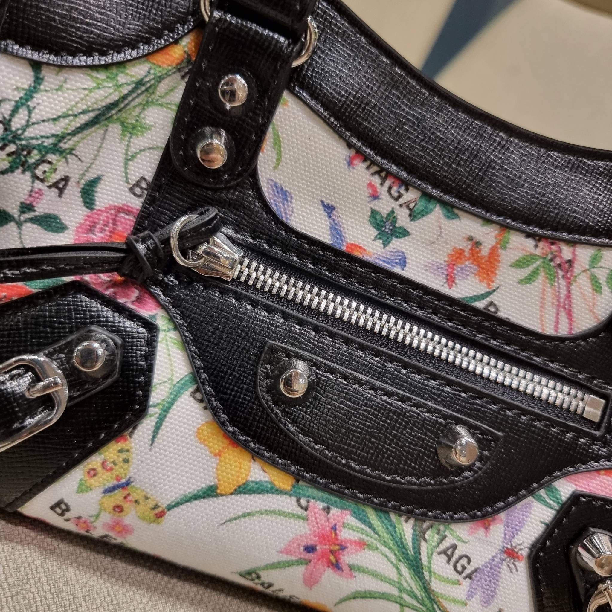 ไซส์ใหม่ กับรุ่นคอลแลบอีกหนึ่ง ที่ฮอตติดลมไม่เลิก!! Gucci×Balenciaga neo floral small bag กระเป๋าถือ/สะพายข้างที่โดดเด่นในสไตล์ที่ไม่ซ้ำ ไม่เกร่อ ดีไซน์มีกิมมิคและลูกเล่นแพรวพราว ทั้งหนังรูดซิป ทั้งหูจับ ทั้งความตกแต่ง มีดีเทลอัพราคาไปหมด วัสดุผ้าแคนวาสตั