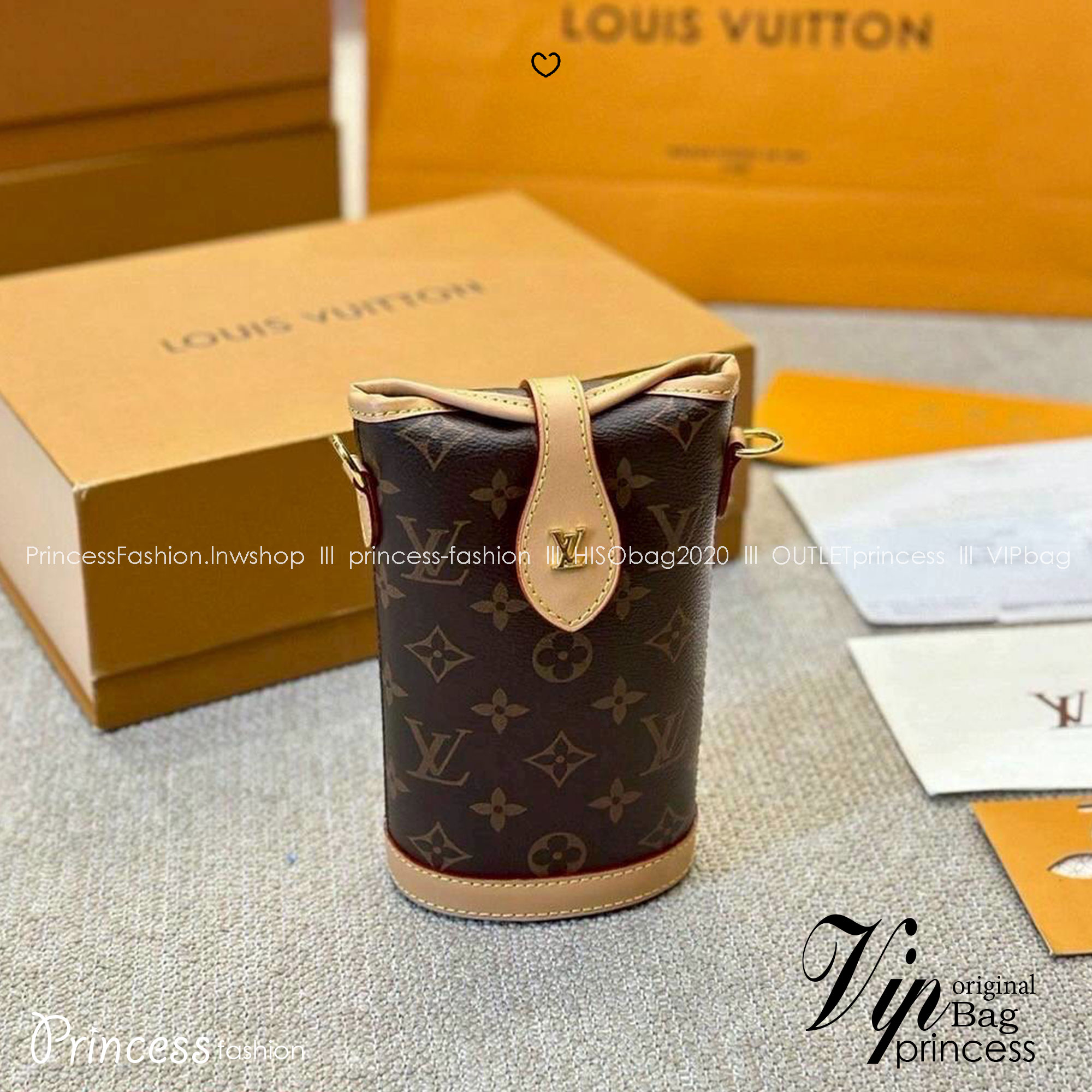 LV Fold Me Pouch กระเป๋าสะพายทรงพอช ผสมผสานความงามแบบวินเทจเข้ากับฟังก์ชันการใช้งานทันสมัย ยกขึ้นแท่น ใส่โทรศัพท์ของสำคัญได้ครบ ด้วยดีไซน์ที่ออกมาให้ใช้งานได้ง่าย ขนาดกำลังน่ารัก