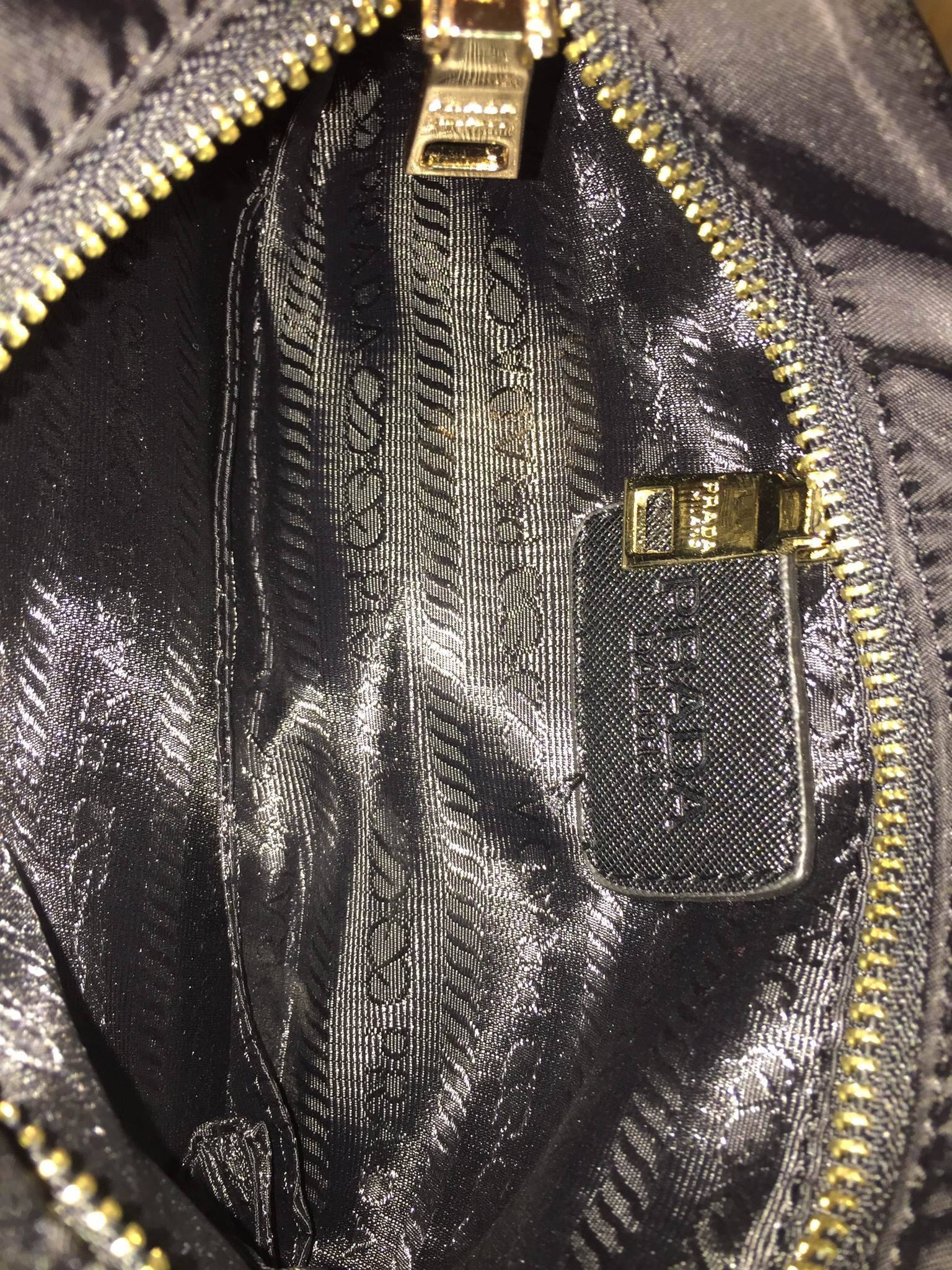 New Arrival! มาใหม่ค้า กระเป๋า Premium Gift จากแบรนด์ Prada ทรง crossbody อีกรุ่นที่ขนาดกำลังน่ารัก ตัวกระเป๋า เป็นไนลอนเต็มใบ กันน้ำ ด้านหน้าประดับโลโก้ อะไหล่ทอง สวยหรูเว่อร์วัง มาพร้อมสาย 2 เส้น สะพายได้และสามารถเป็น cross body ได้ ใส่สายสั้นเป็นคล้องม