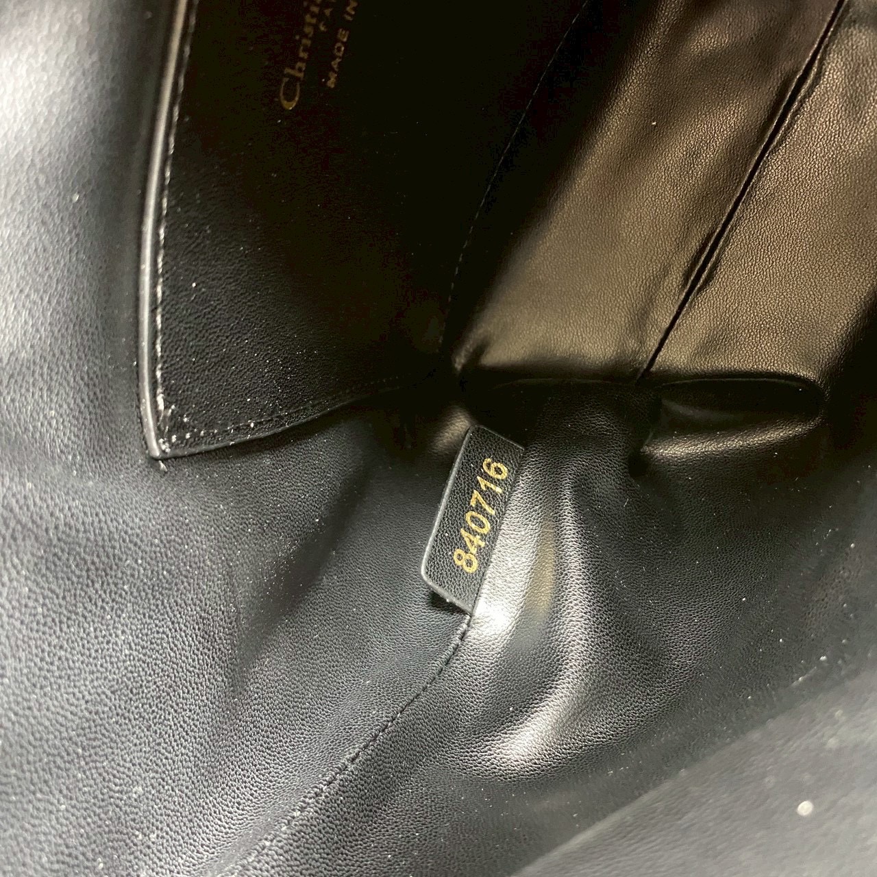 ORI หนังแท้ | Small Dior Caro bucket bag กระเป๋าทรงบักเก็ต รุ่นใหม่ประจำ Fall 2025 โดดเด่นด้วยดีไซน์ที่ทันสมัยและสง่างาม ได้รับการรังสรรค์ขึ้นจากหนังแกะสีดำเดินด้ายลาย Macrocannage พร้อมกับช่องเก็บของขนาดใหญ่แบบเชือกรูดปิด