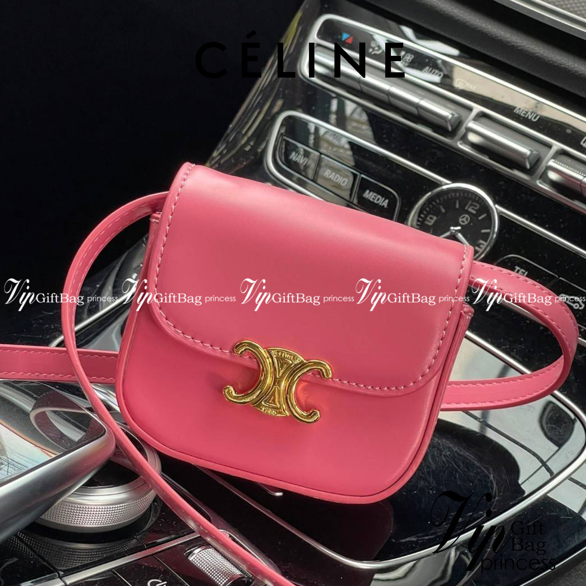 CELINE MINI TRIOMPHE IN TRIOMPHE CANVAS กระเป๋ามินิทรงชิค ดีไซน์รูปกล่องสุดแสนมินิมอล สามารถสะพายแบบ Crossbody และยังเป็น Belt Bagได้อีกด้วย วัสดุแคนวาสลาย Triomphe แบบไม่มีตกยุค ด้านหน้าโดดเด่นด้วยโลโก้สีทอง เป็นอีกหนึ่งตัวเลือกให้คุณเลือกสะพายในชีวิตประ