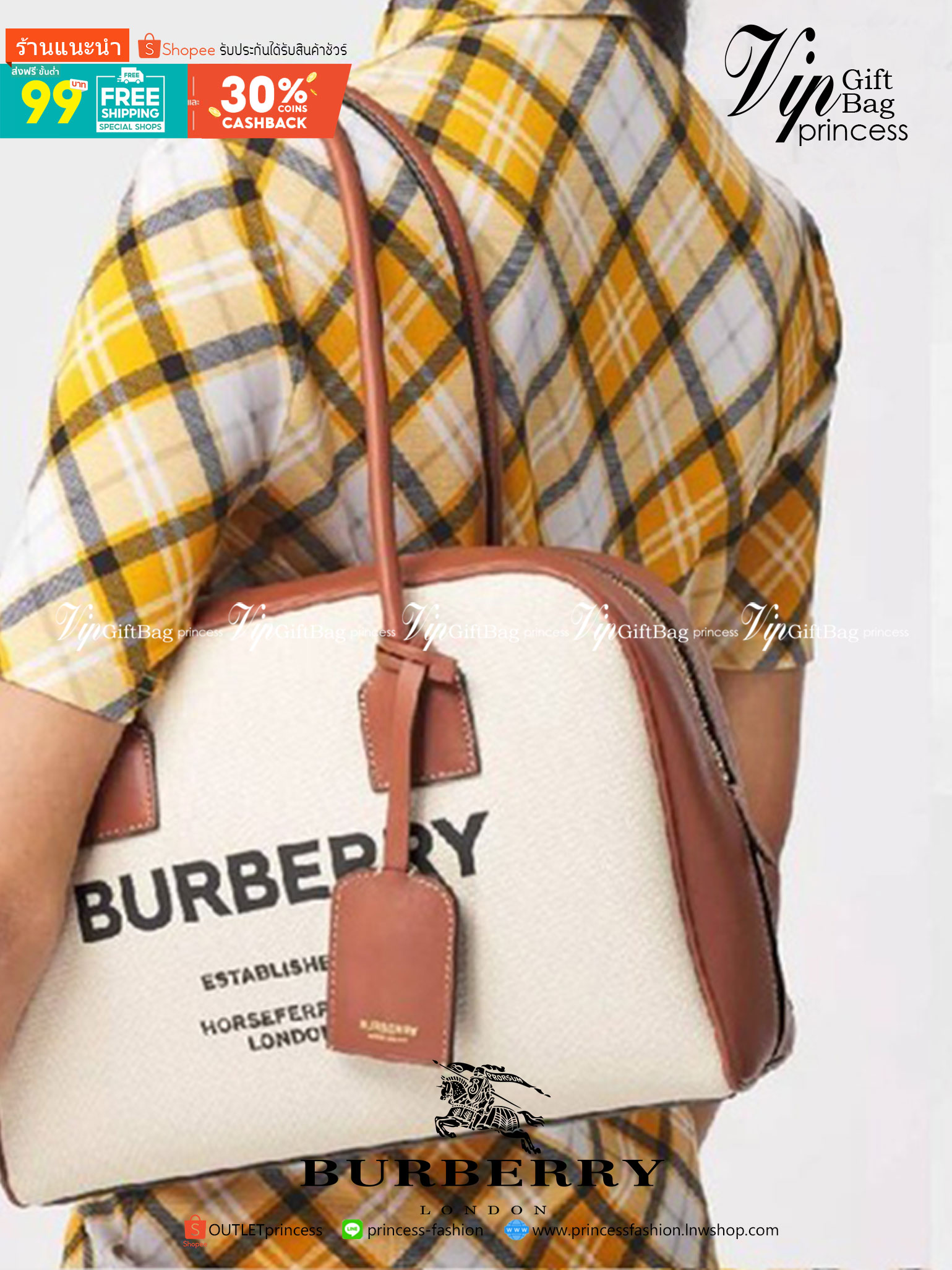 กระเป๋าทรงหมอน สวยสุดคลาสสิค BURBERRY BAG VIP GIFT WITH PURCHASE (GWP) พรีเมี่ยมกิ๊ฟ Limited Edition จากBURBERRY วัสดุผ้าแคนวาสสีขาวเรียบสวยมาก สกรีนโลโก้แบรนด์ด้านหน้า เปิดปิดด้วยซิปมีที่จับหนัง ด้านในใส่ของได้เยอะจุใจ ใส่ไอแพดมินิได้ค่ะ อะไหล่แบรนด์สีทอ