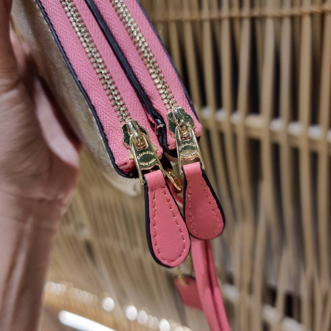 COACH F54057 DOUBLE ZIP WALLET IN SIGNATURE กระเป๋าคล้องมือ size L ใบนี้ใส่มือถือได้ทุกรุ่น ขนาดกำลังดี พกพาสะดวกมากๆ วัสดุหนังสังเคราะห์ ภายในเป็นผ้าสีสวยคม ใส่ธนบัตร ใส่บัตรได้เยอะ ใส่มือถือได้สบายๆทุกรุ่น ตอบโจทย์สาวๆที่ไม่ชอบพกเยอะวุ่นวายจ้า ใบนี้เอาอ