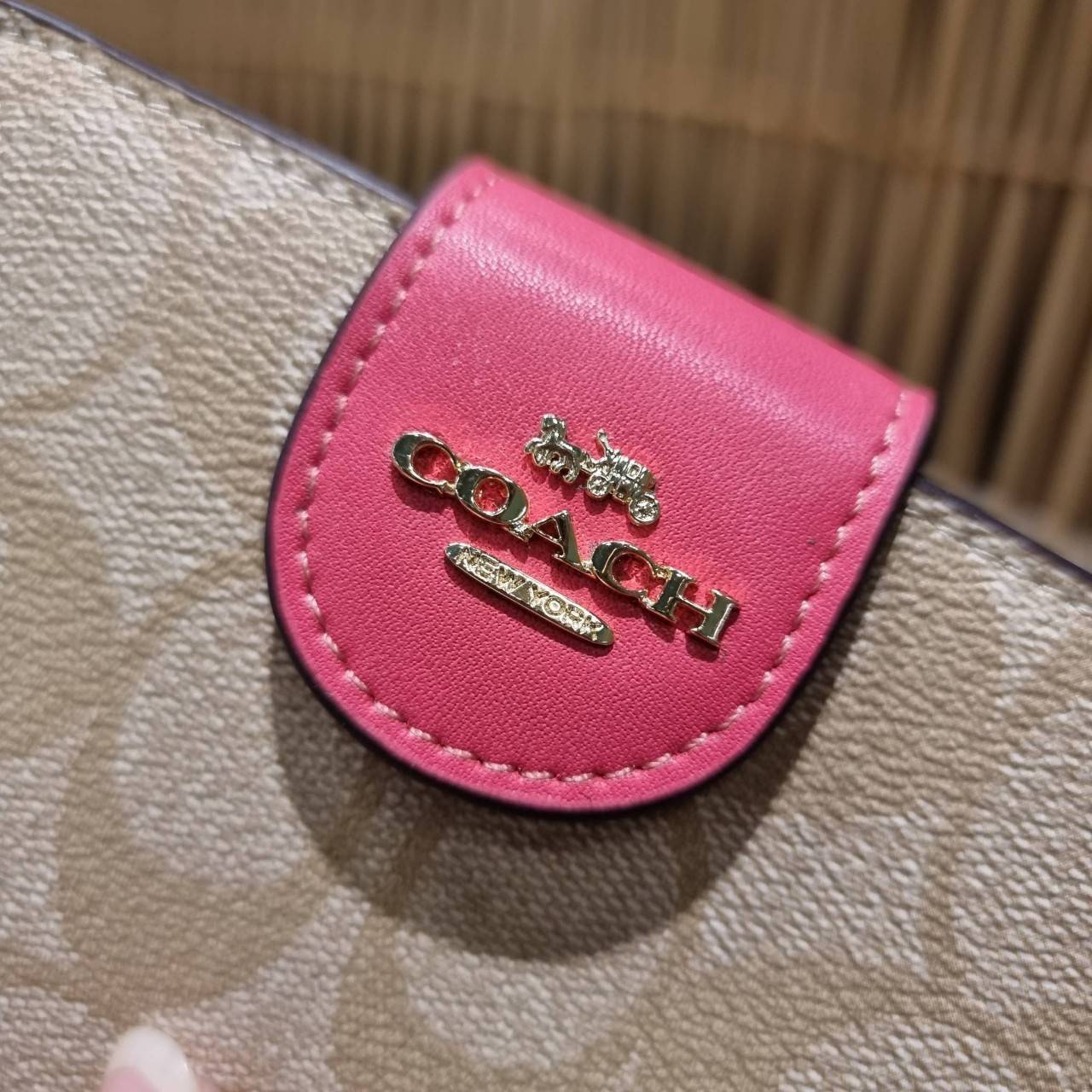 COACH C0082 MEDIUM CORNER ZIP WALLET IN SIGNATURE CANVAS ดีไซน์ใหม่ล่าสุด!! กระเป๋าสตางค์ใบกลาง 👛 ขนาดกำลังเหมาะมือ วัสดุหนังแคนวาสเคลือบลาย ดูแลรักษาง่าย มีช่องใส่บัตรและธนบัตรครบ และช่องซิปแยกไว้ใส่เหรียญ ครบเซ็ทแบบนี้เหมาะส่งต่อเป็นของขวัญที่สุ