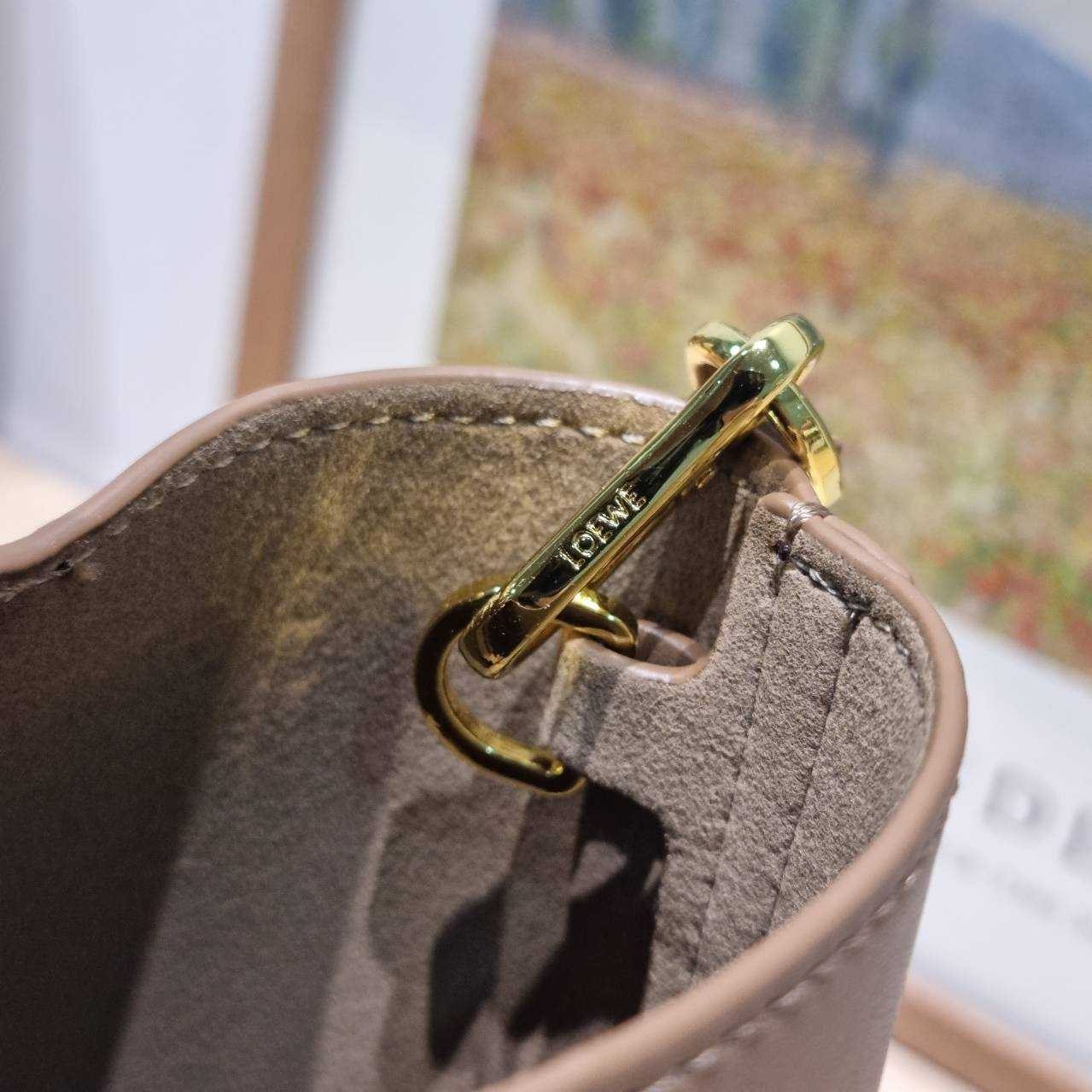 LOEWE MINI PEPBLE BUCKET IN MELLOW กระเป๋าทรงบัคเก็ต รูปทรงสวยใช้งานง่าย กิมมิคหรูหราสุดๆ เกรดออริ