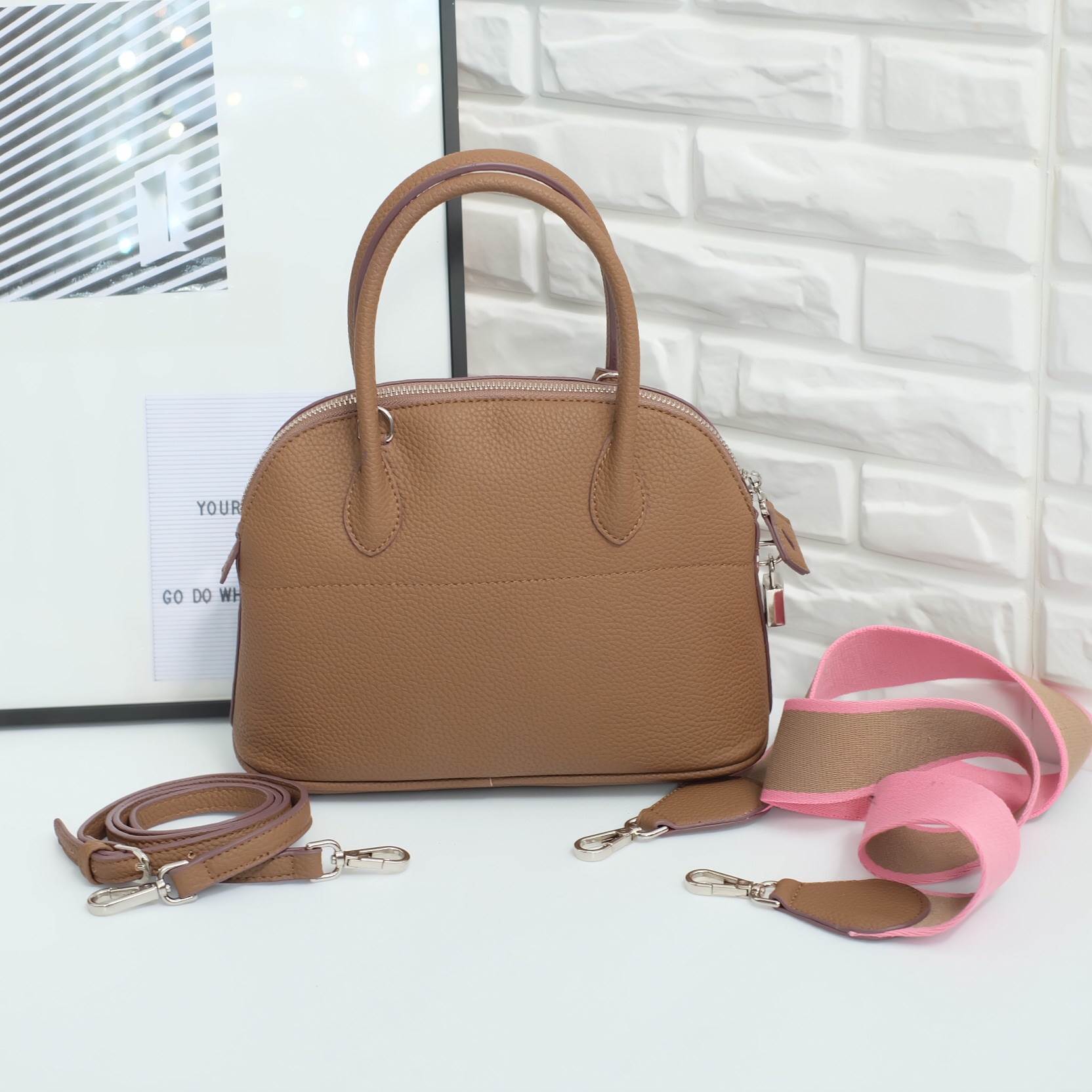 รุ่นใหม่ล่าสุด ' KEEP Tempa handbag ทรง alma สุด Hot หยิบมาใช้เมื่อไหร่ก้อไม่มี Out แน่นอน !! **จุดเด่นที่ > ลายหนังสวย - หรู >เนื้อ matte น้ำหนักเบา ถือสะพายเข้าง่ายกับทุกชุด >ขนาดกระเป๋ากำลังดีคะ ใส่ กปต ยาว มือถือได้ ไม่เล็ก ไม่ใหญ่เกินไป