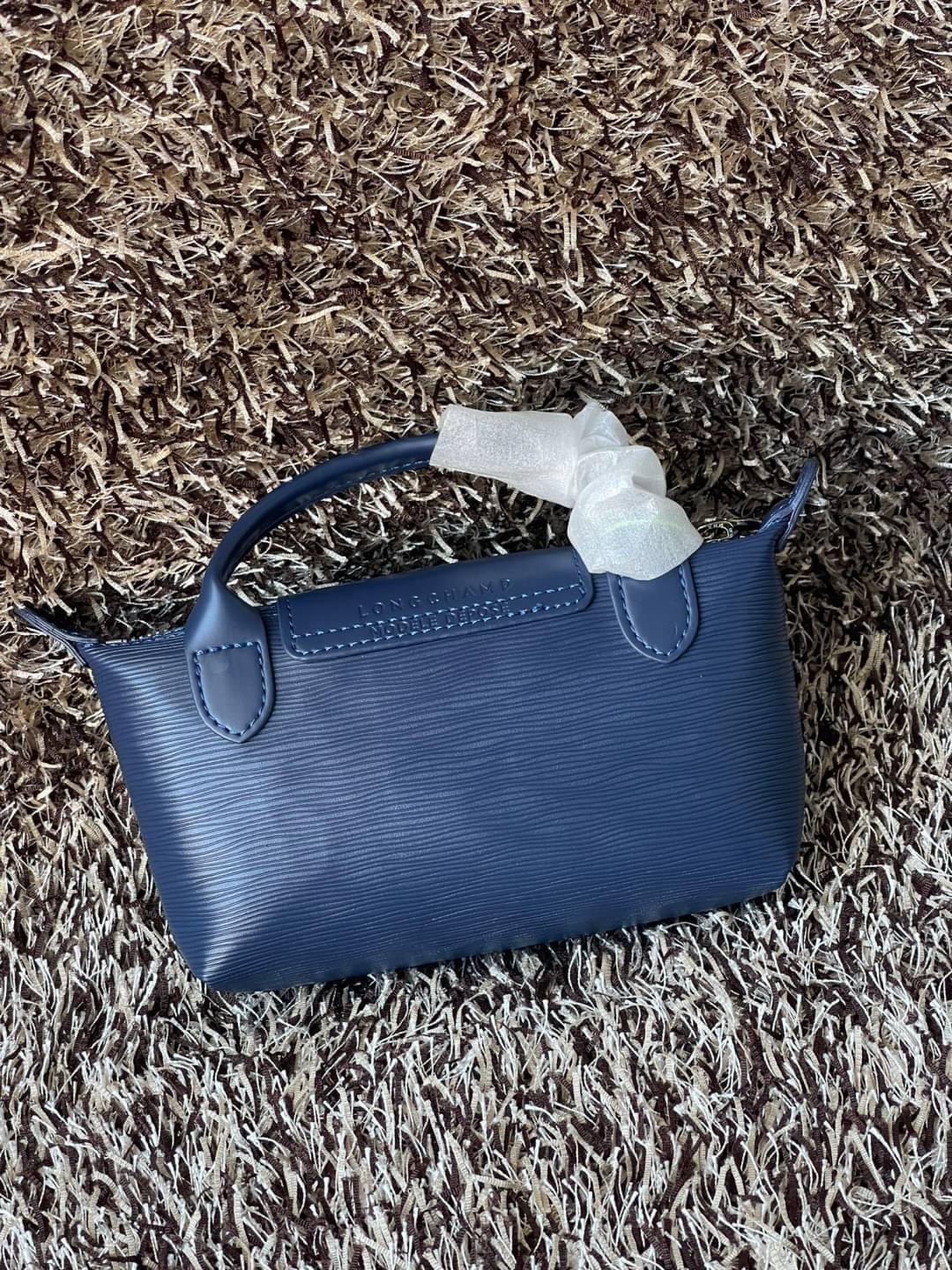 LONGCHAMP LE PLIAGE CITY POUCH WITH HANDLE Taupe - Canvas (ไม่มีสายยาว) กระเป๋าเครื่องสำอางแบบมีซิปพร้อมหูหิ้วใบนี้เหมาะสำหรับการจัดระเบียบกระเป๋าของคุณ