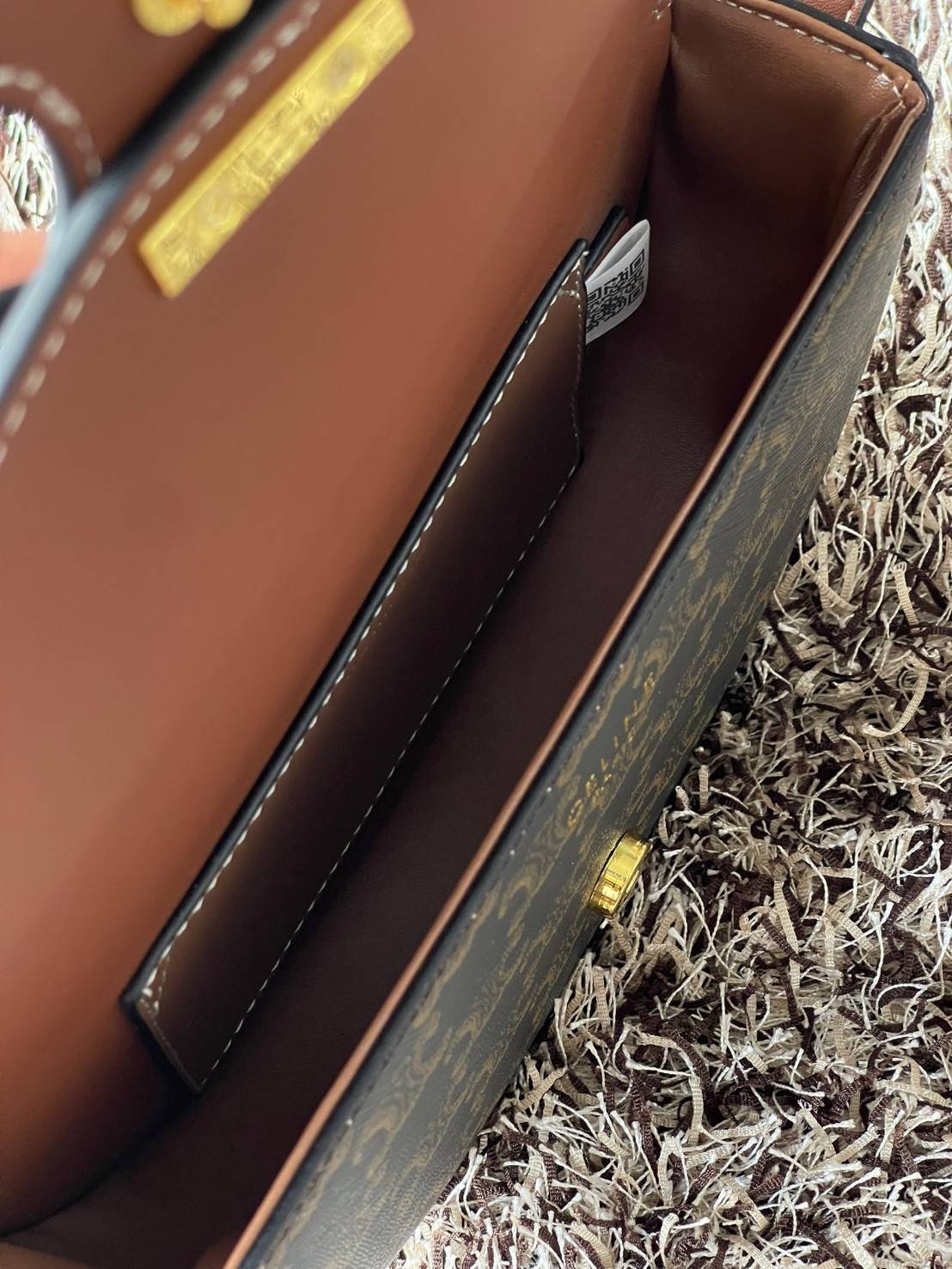 CELINE BESACE CUIR TRIOMPHE IN SMOOTH กระเป๋ารุ่นนี้นำเสนอในรูปทรงฮาล์ฟมูนที่ตอนนี้กำลังงมาแรง เปิดด้วยกระดุมแป๊กเพื่อเผยให้เห็นช่องภายในที่กว้างขวางและกระเป๋าด้านในแบบแบน คุณสมบัติที่โดดเด่นอีกอย่างของกระเป๋าอยู่ที่โลโก้ขนาดใหญ่ รูปทรงสะดุดตา สามารถสะพาย