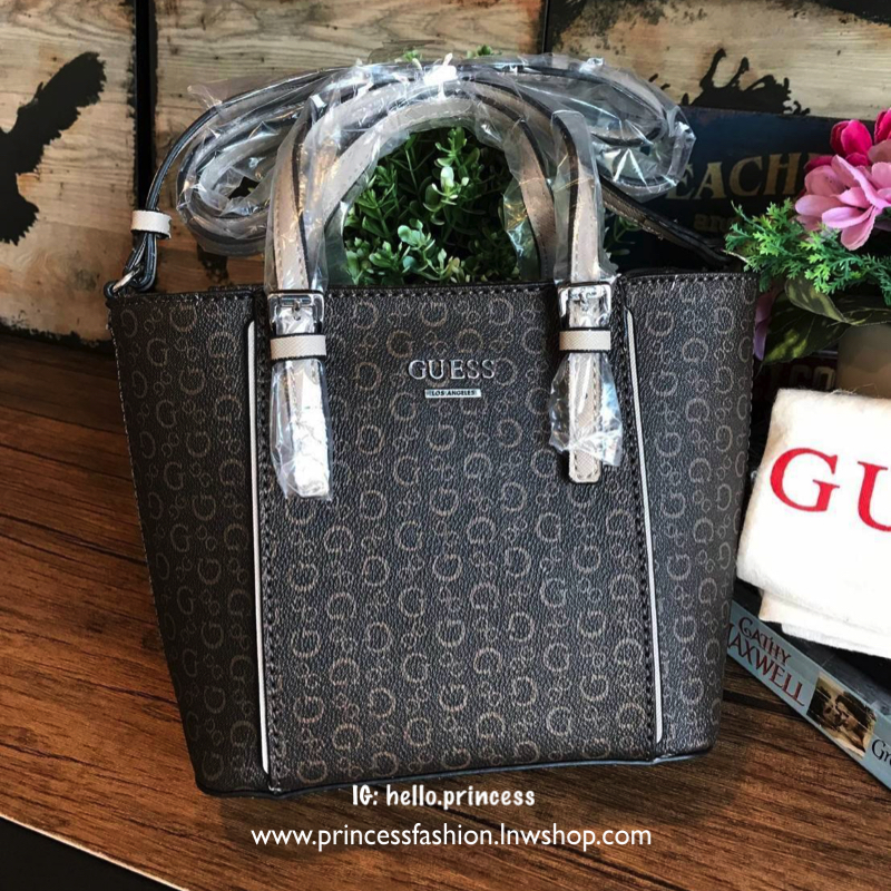 GUESS Factory Women's Diem Logo-Print Mini Tote Bag กระเป๋าถือหรือสะพาย วัสดุpolyesterกันน้ำได้ มีลายsignatureลาย G รอบใบ เปิดปิดด้วยซิปเดียวด้านบน ภายในบุผ้าลายsignatureเช่นเดียวกับด้านนอก สายและหูจับปรับระดับได้ ใช้งานได้หลายโอกาสคร้า!!