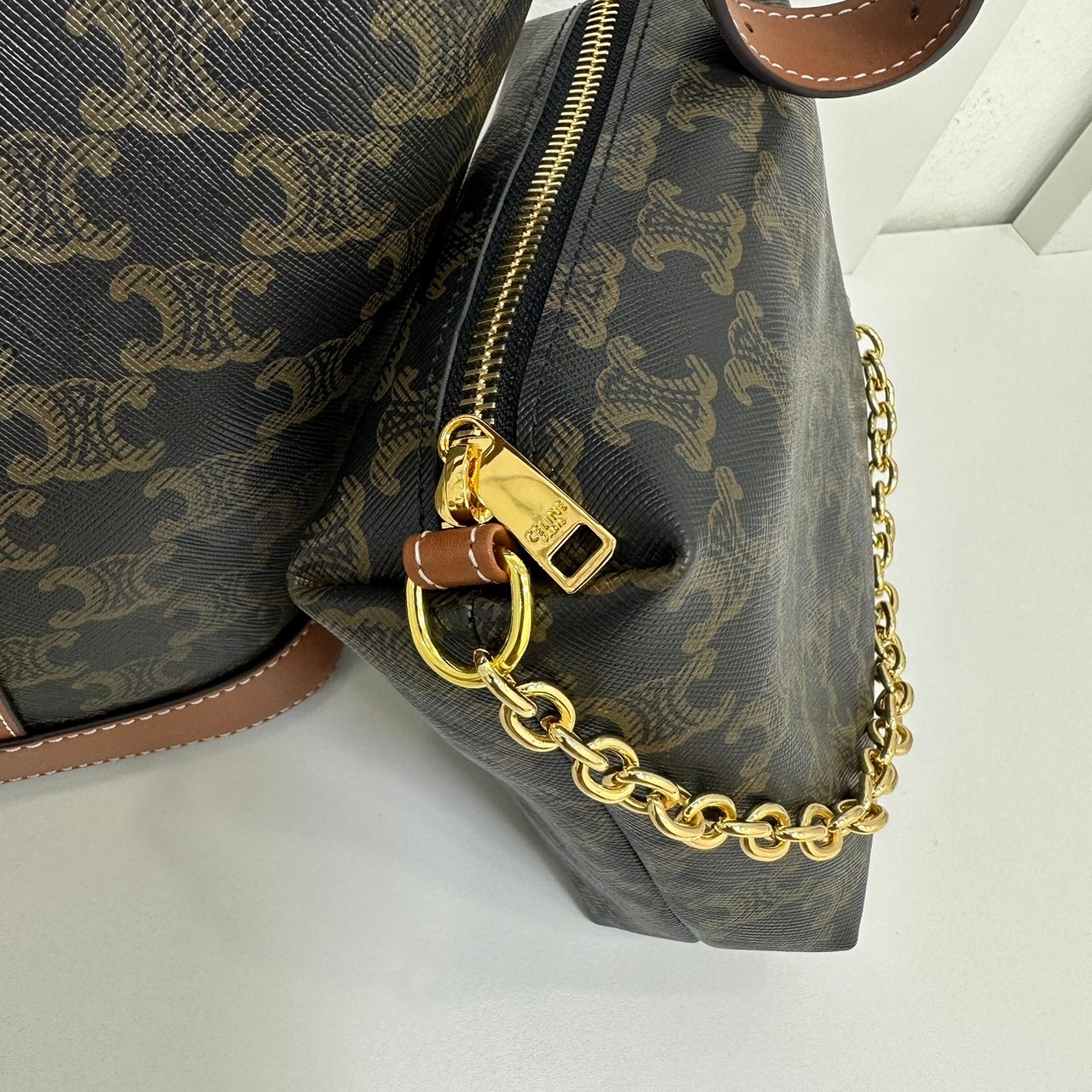 CELINE Small Bucket Bag in Triomphe Canvas 7" กระเป๋าสะพายทรงบัคเก็ต พิเศษพร้อมใบลูกสะดวกใช้งาน โท้ทรุ่นแรกของแบรนด์ที่ได้รับความนิยมมากที่สุด