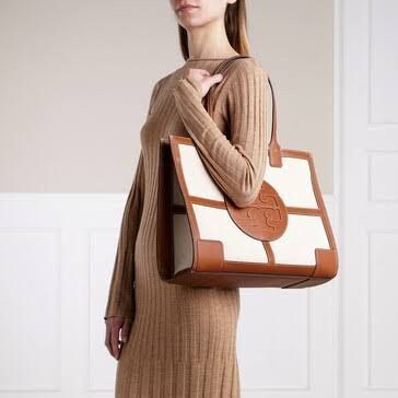ของแท้ 💯% Tory Burch Ella Canvas Quadrant tote วัสดุ ผ้าCanvas ทั้งใบตัดด้วยหนังแท้สีน้ำตาล ตัวกระเป๋าตั้งอยู่ทรงสวย
