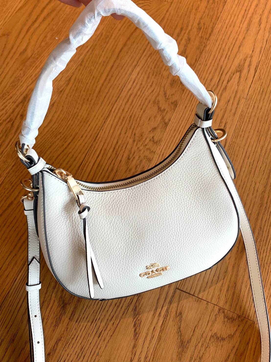 COACH KLEO HOBO BAG ((C7257//C6809//C6807)) พร้อมส่ง คุณภาพเกินเบอร์เลยจ้าา จำนวนจำกัด! กระเป๋าคล้องไหล่หรือสะพายข้างได้ Hobo รุ่นใหม่ล่าสุด ดีไซด์รูปทรงให้ดูเรียลขึ้น หนังแท้นิ่มสวย เปิดปิดกระเป๋าแบบซิปมีหนังห้อยลงมา ภายในกระเป๋าสามารถใส่กระเป๋าเงินใบยาว