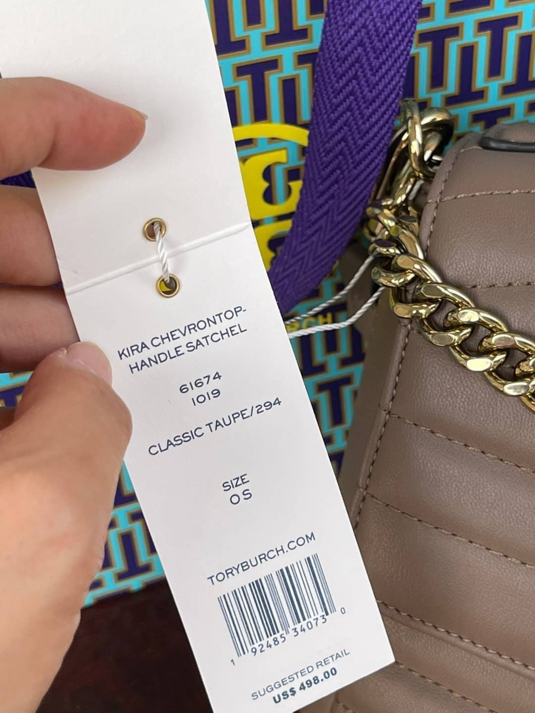 TORY BURCH Kira Chevron Top-handle Satchel กระเป๋าหนังแกะ สัมผัสนุ่มควบคู่กับดีไซน์อันเป็นเอกลักษณ์ กระเป๋าถือทรงสวยที่มีดีไซน์อันเป็นเอกลักษณ์ไม่เหมือนกับที่ไหน ด้วยการตัดเย็บหนังแกะแสนนุ่มแบบลายบุสองชั้น เพิ่มมูลค่าด้วยสายสะพายที่ทำจากโลหะสีทอง อีกทั้งย