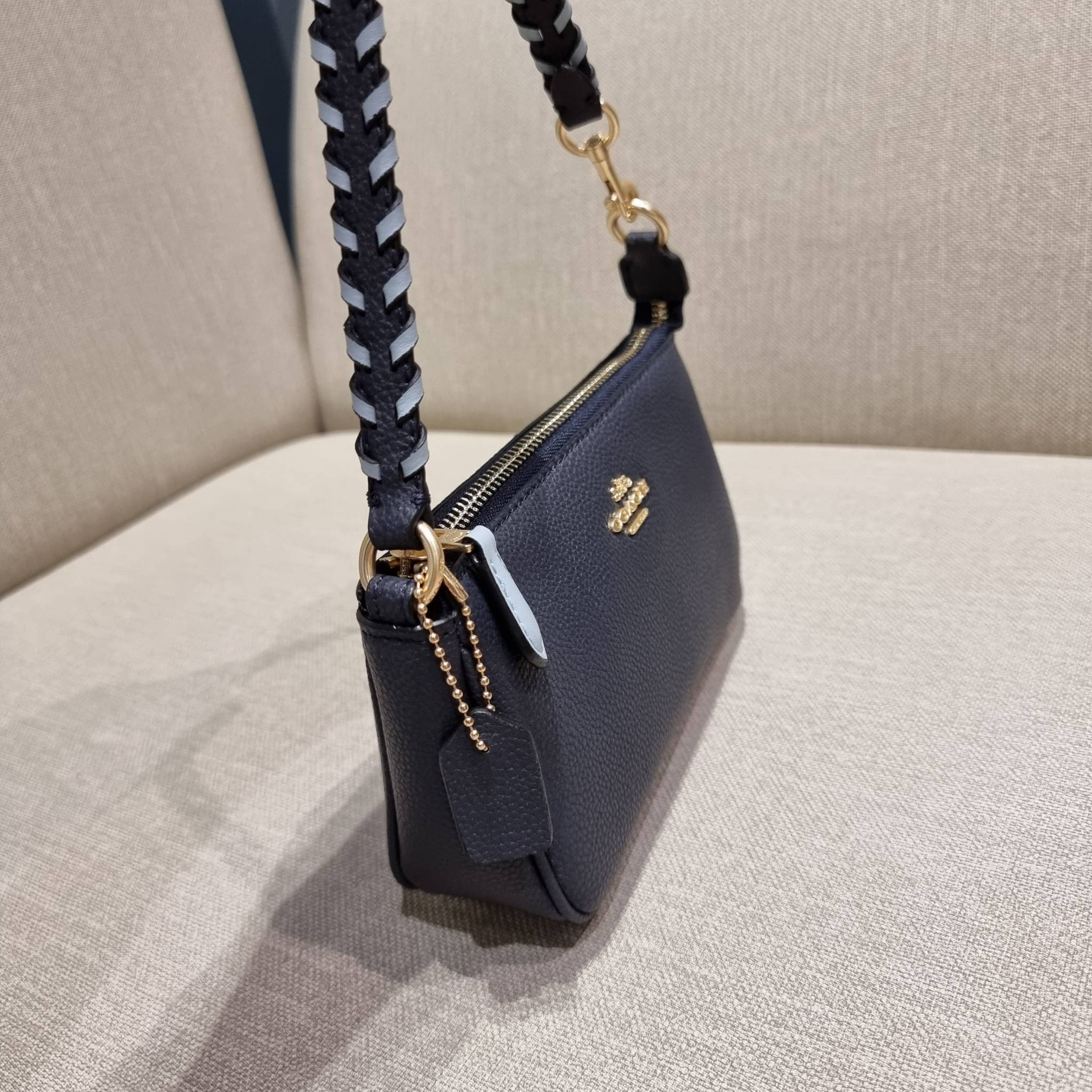 COACH C4233 NOLITA 19 WITH WHIPSTITCH คอลเลคชั่น rare item น่ารักน่าใช้ ในสไตล์คลาสสิค กระเป๋าทรงพอชขนาดมินิ ที่สามารถสะพายไหล่ และกึ่งคล้องมือใช้ได้ 2 สไตล์ ปรับสายให้มาเกี่ยวฝั่งเดียวเพื่อใช้เป็นคล้องมือ หรือปรับเกี่ยวอีกฝั่งใช้คล้องแขน คล้องไหล่ก็เก๋มา