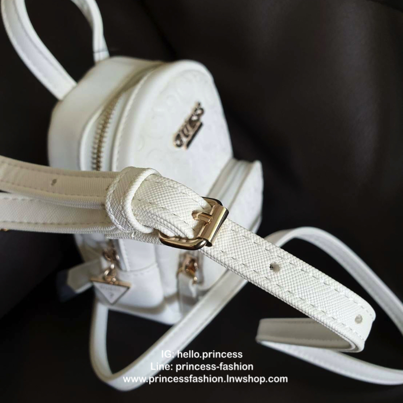 กระเป๋าสะพายข้าง Guess ด้านหน้าติดชื่อแบรนด์ มีช่องซิปด้านหน้า ด้านบนเป็นช่องเปิดปิดซิปมีสัญลักษณ์แบรนด์ติดที่ตัวจับซิปด้วย ด้านในเป็นช่องกว้าง มีช่องเสียบสิ่งของด้วยค่ะ ตัวสายสะพายเป็นโซ่ตัดต่อกับสายหนัง สามารถปรับระดับได้ สวยเก๋ขนาดนี้ รีบมาจับมาจองเป็น