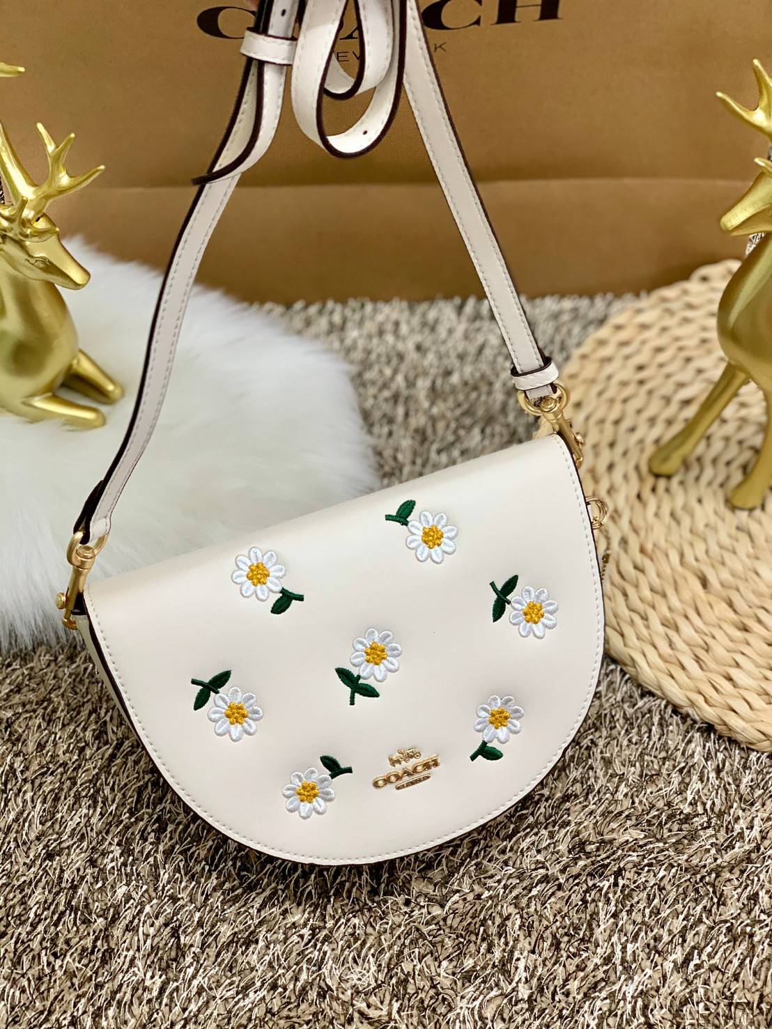 ใหม่ล่าสุด สวยก่อนใครแน่นอนค่า😘COACH ELLEN CROSSBODY WITH DAISY EMBROIDERY((C2863)) 💐พร้อมส่งจำนวนจำกัดค่ะ! กระเป๋าสะพายแบบครอสบอดี้ร์ หนังแท้นิ่มอย่างดีค่ะ 💐ด้านหน้าปักดอกซี่ความหมายดีๆ ละมุนสวยงามมากๆค่ะ เปิดปิดกระเป๋าแบบแม่เหล็ก
