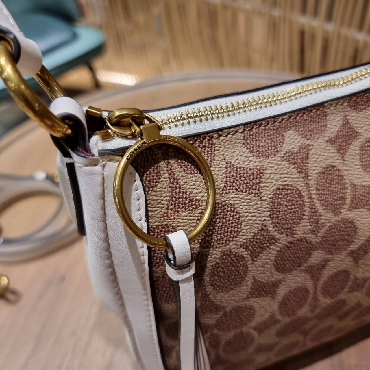 COACH 52577 SUTTON CROSSBODY IN SIGNATURE CANVAS กระเป๋าสะพายไหล่ สวยคลาสสิค สไตล์วินเทจ ใบใหญ่จุใจ วัสดุหนังแคนวาสเคลือบลาย สายคล้องไหล่ในตัว ภายในโล่งกว้าง จุของได้เยอะแน่นๆ มาพร้อมสายสะพาย crossbody ที่จะถอดออก หรือจะสะพายก็เก๋ สวยโดดเด่นแน่นอน พร้อมเส