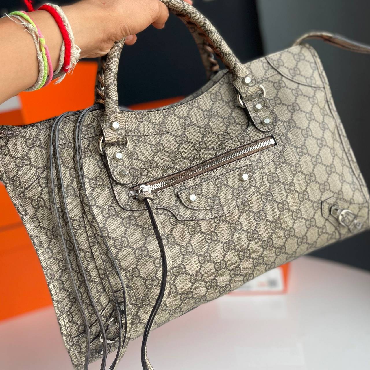 หนังแท้ Gucci The Hacker Project medium Neo Classic bag พร้อมส่งที่ไทย มาแล้วนะค้า มาแรง ขายดีม๊ากกกค่ะ GUCCI x BALENCIAGA CITY BAG ใบนี้มีสายสะพาย มาแรงที่สุดในตอนนี้ เป็นการออกแบบร่วมกันของ2แบรนด์ดัง เฟียส สวย แพทเทิร์นลาย ทรง เป๊ะๆ งานเทพสุดแบบเทียบแท้
