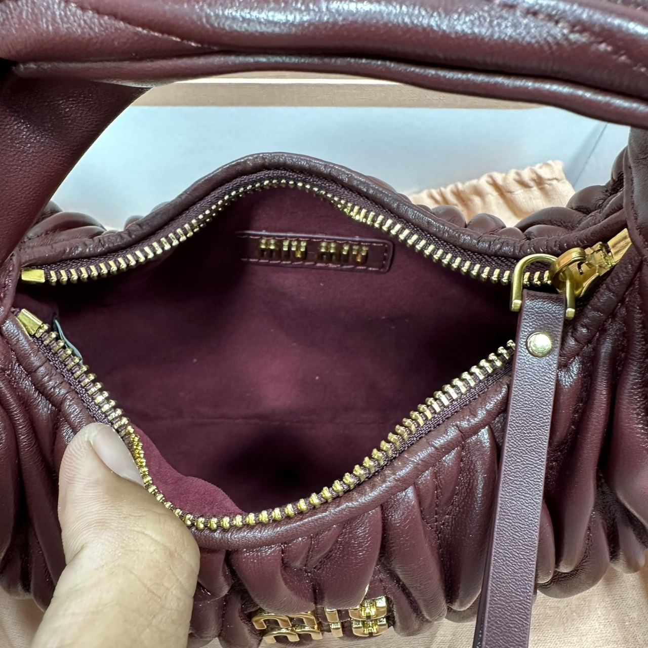 ORI หนังแท้ | MIU MIU Wander matelassé nappa leather hobo bag Small 22cm กระเป๋าสะพายทรงโฮโบ คิ้วท์สุดปัง ลุคลูกคุณหรูหราด้วยดีไซน์จับจีบนูนลวดลายเป็นเอกลักษณ์ หูจับในตัว ถือแบบเลิศๆ หรือจะใส่สายสะพายข้างก็ได้อีกลุค