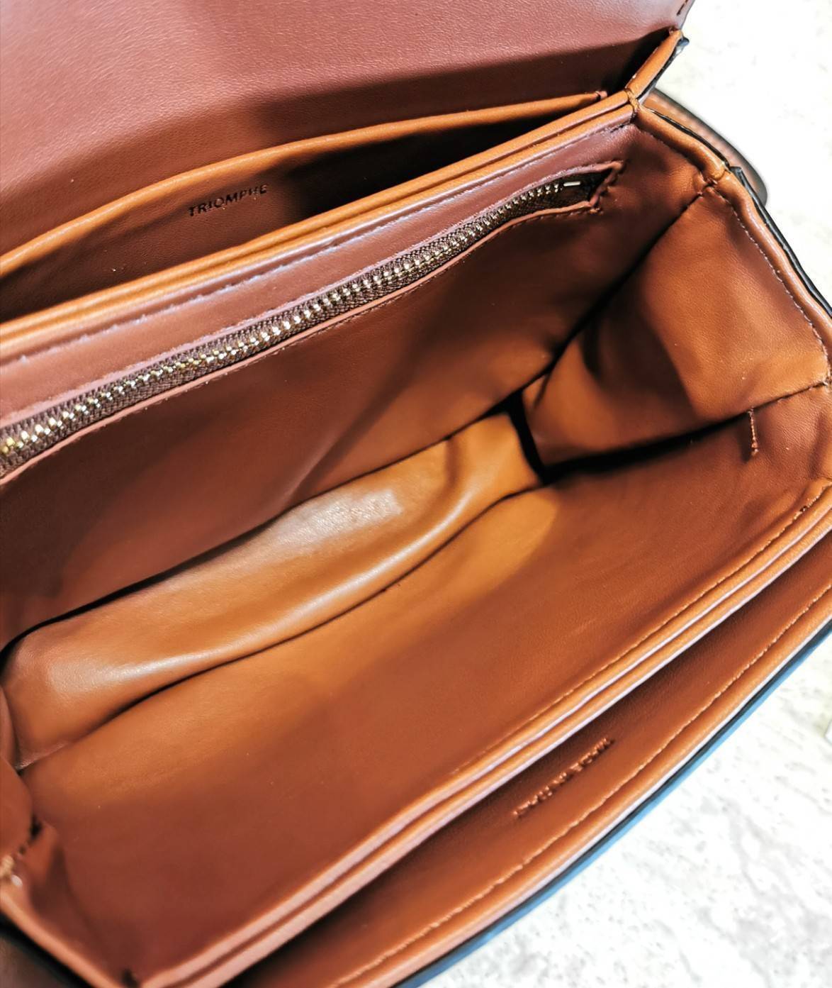 CELINE TRIOMPHE CROSSBODY BAG VIP GIFT WITH PURCHASE-GWP พรีเมี่ยมกิ๊ฟ Limited Edition จาก CELINE PERFUME DUTY FREE COUNTER วัสดุ TRIOMPHE CANVAS & LEATHER ทรงเหลี่ยมหนังสวยหรูอยู่ทรงเปิดปิดด้วยฝาปิดโลโก้แบรนด์อะไหล่ทอง