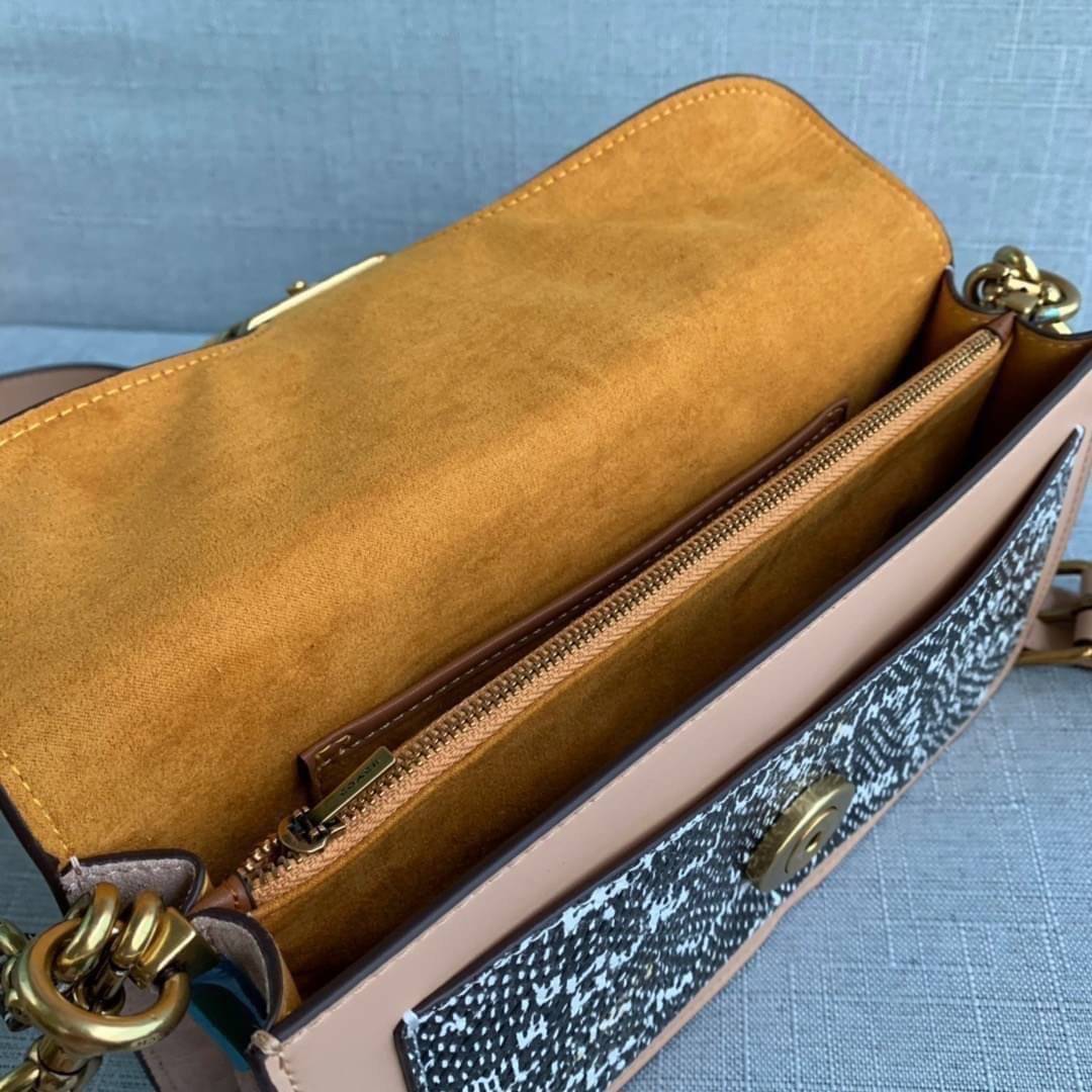 COACH TABBY SHOULDER BAG 26 พร้อมส่งที่ไทยอีกครั้งค่ะ!! กระเป๋าหิ้ว//คล้องไหล่//สะพายข้างได้ สุดคุ้ม! หนังแท้เรียบคลาสสิคเพิ่มความหรูเข้ามาค่ะ ด้านหน้ามีอะไหล่แบรนด์ตัวใหญ่โดดเด่น เปิดปิดกระเป๋าแบบกระดุมแม่เหล็ก ภายในมีช่องหลักใส่ของ2ช่อง;สามารถใส่กระเป๋า