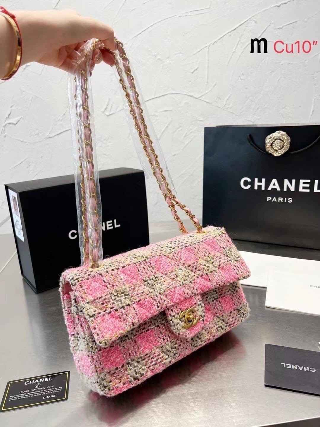 CHANEL Tweed Flap Bag 25cm ลุคคุณหนูไม่ควรพลาด Collection นี้เลย ลวดลายบนกระเป๋าแบบกราฟฟิคมีเท็กเจอร์ ทำให้กระเป๋าดูมีราคามากยิ่งขึ้น สะพายใช้งานได้หลายโอกาส ไม่ว่าจะไปเที่ยวหรือไปงานเลี้ยงสังสรรค์ก็เหมาะสมเป็นอย่างยิ่งเลยค่ะ